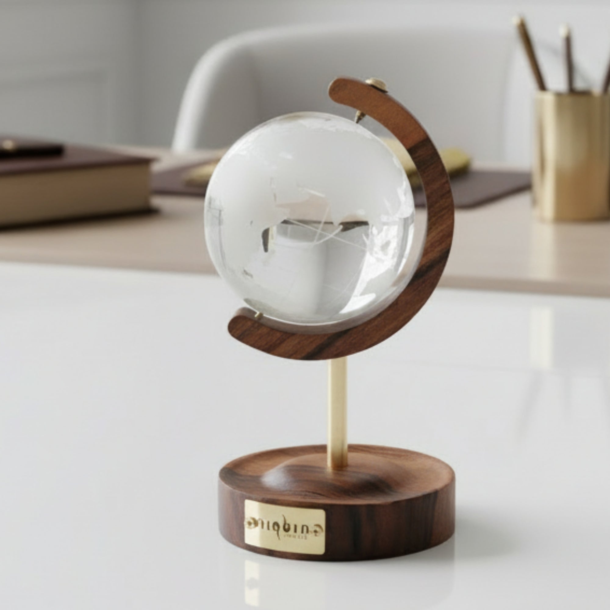 Axis – Ceviz Ağacı ve Pirinç Detaylı Kristal Küre Masaüstü Aksesuarı