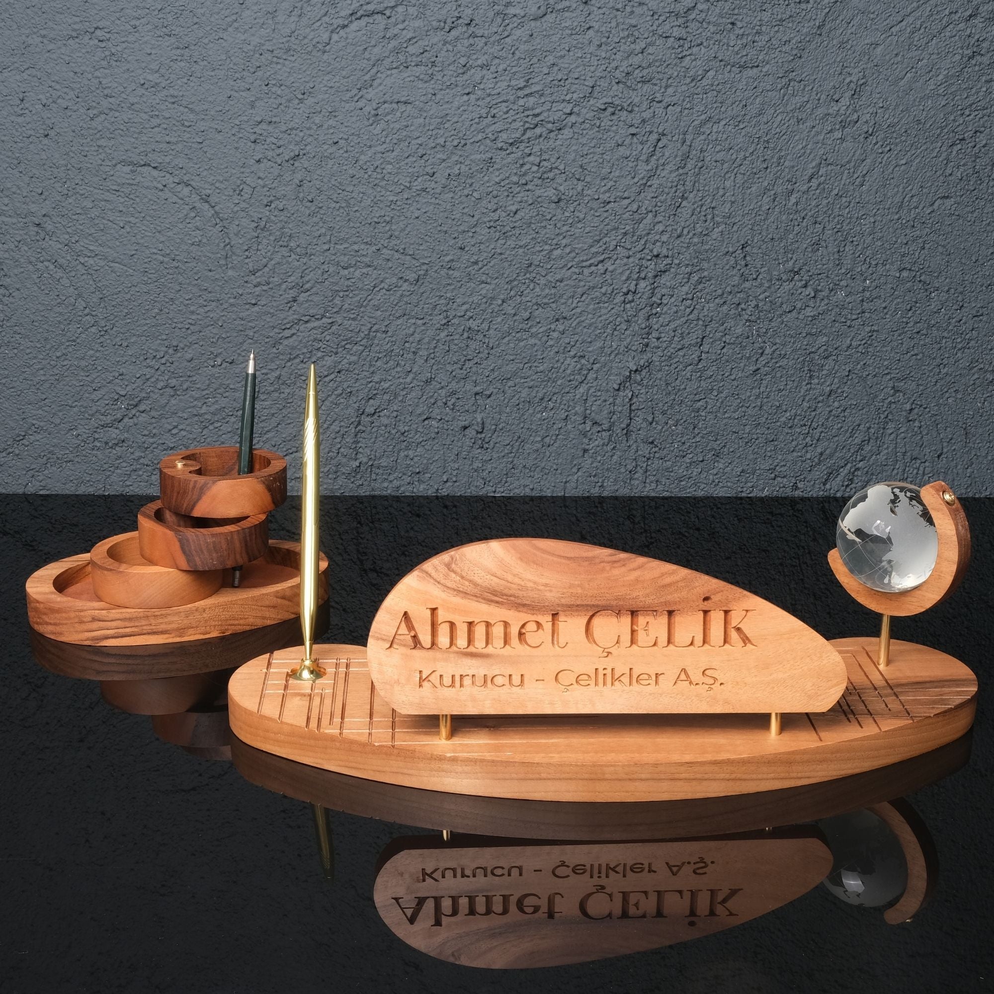 Triarch  Masif Ahşap & Pirinç Masa Seti – Prestijli Ofis Aksesuarı