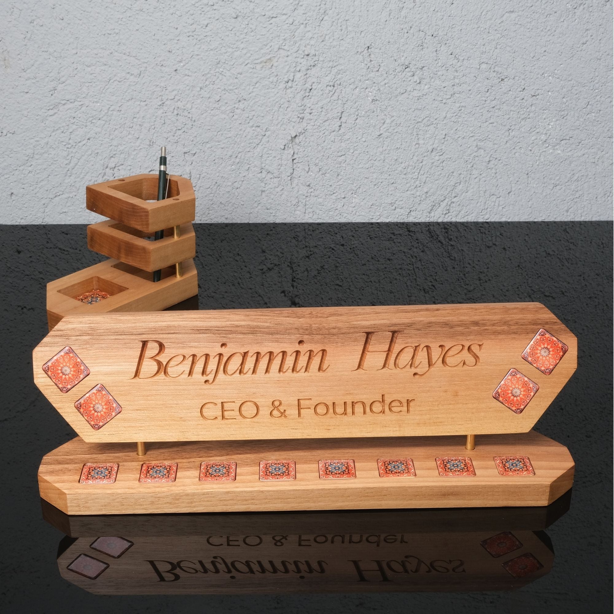 Veritas Mosaic – Kişiye Özel Ahşap Masa Üstü İsimlik ve Kalemlik Seti