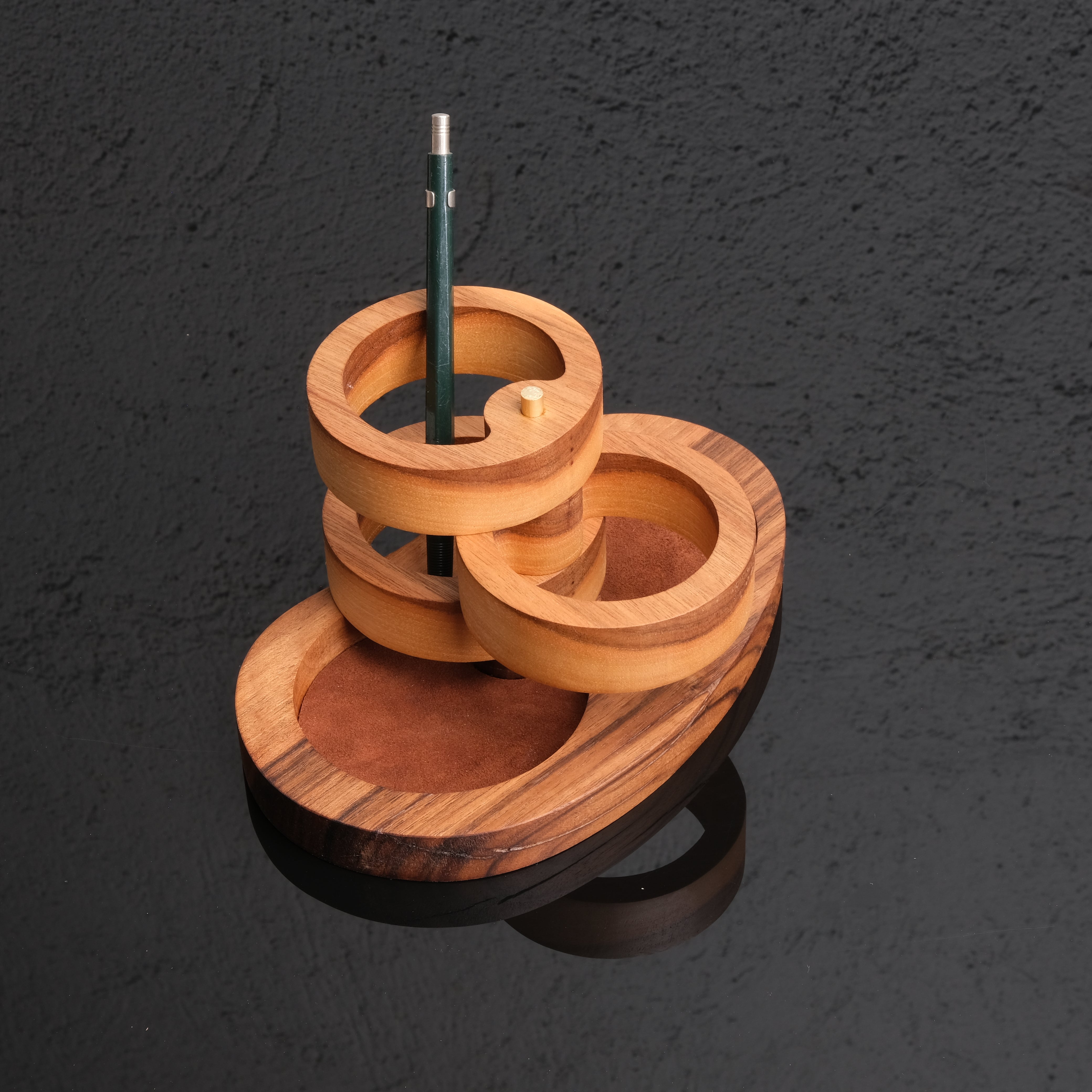 Calista Kalemlik – Masif Ahşap & Pirinç Detaylı Şık Masa Düzenleyici