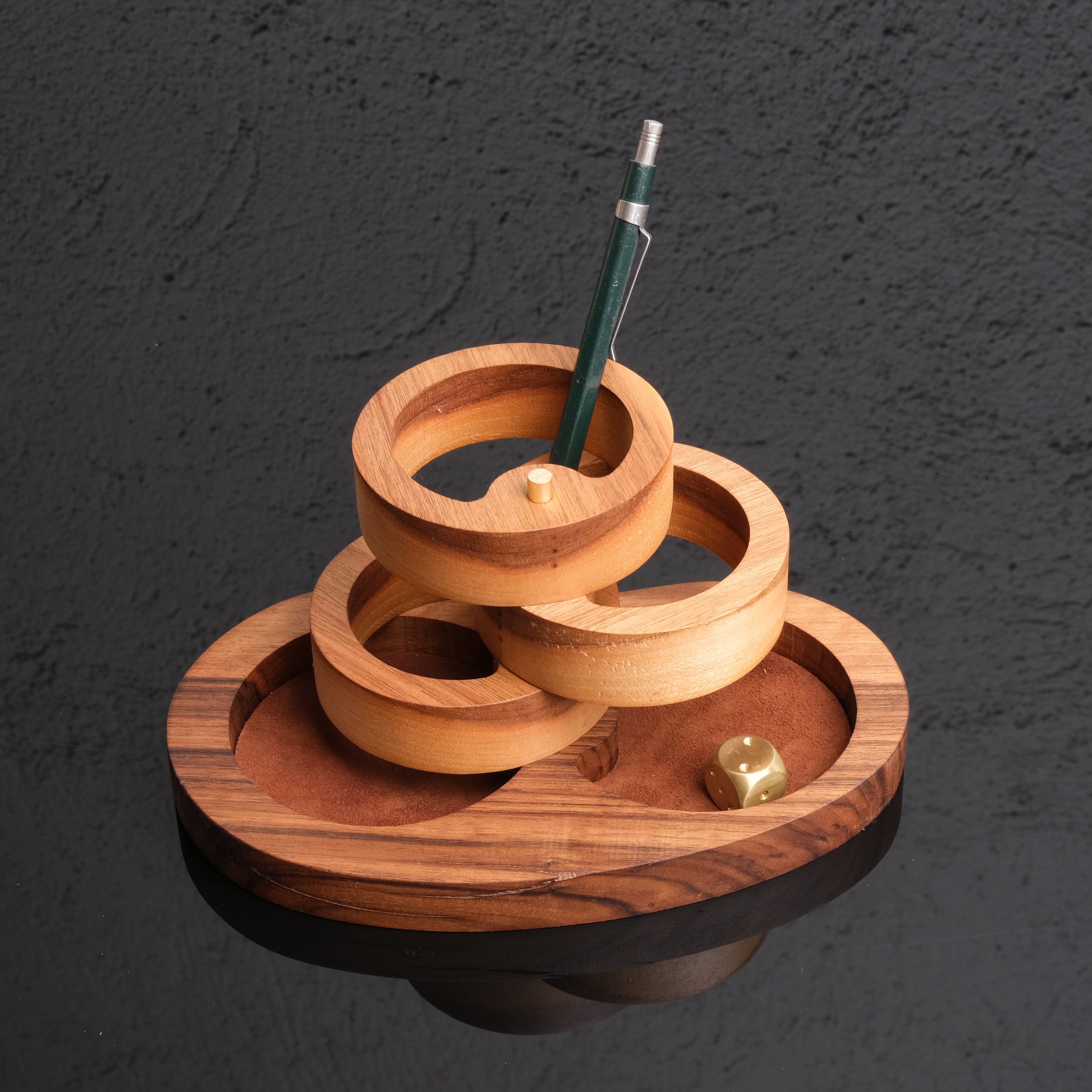 Calista Kalemlik – Masif Ahşap & Pirinç Detaylı Şık Masa Düzenleyici