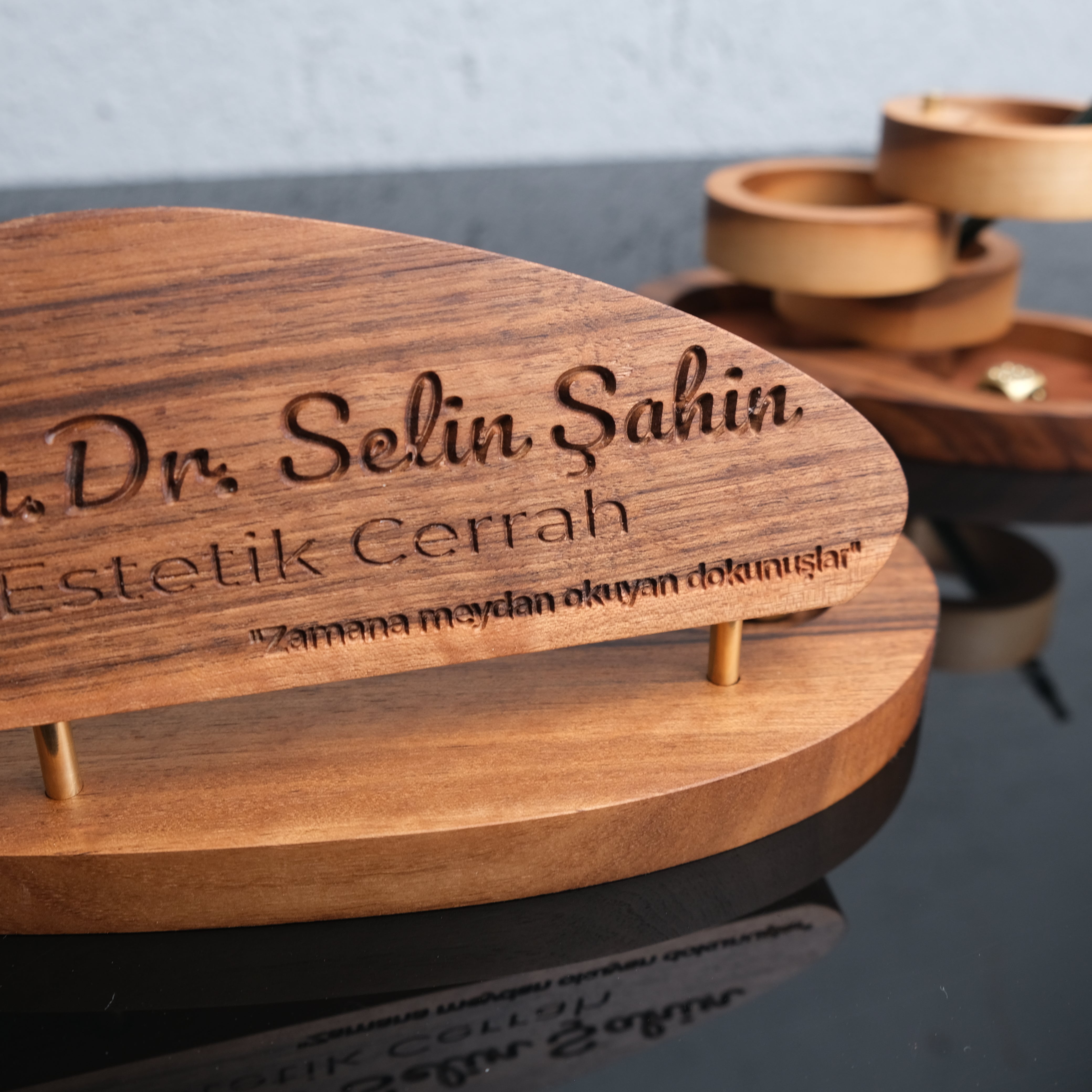 Calista Lüks Masa İsimliği – Zarafetin ve İşlevselliğin Buluşma Noktası