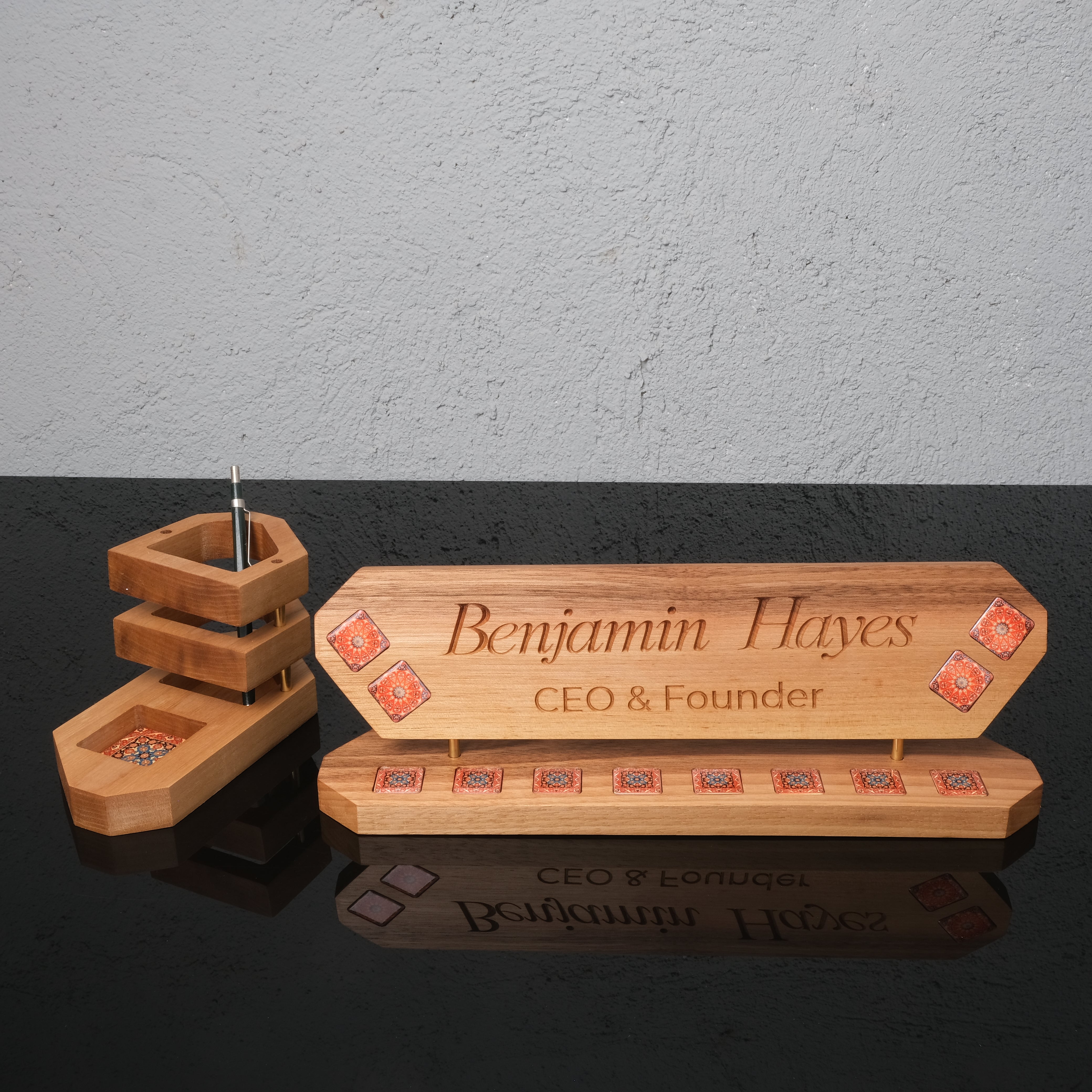 Veritas Mosaic – Kişiye Özel Ahşap Masa Üstü İsimlik ve Kalemlik Seti