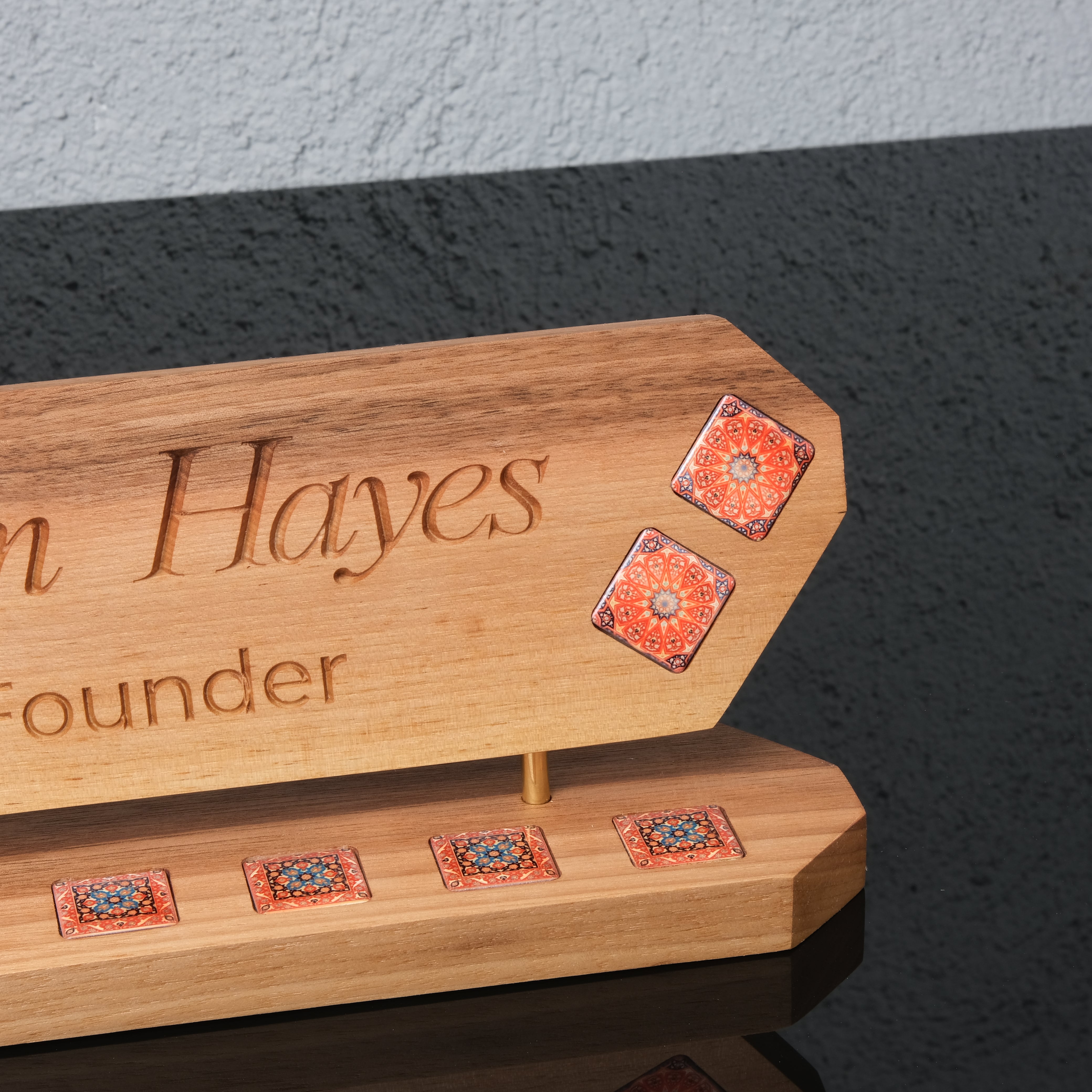 Veritas Mosaic – Kişiye Özel Ahşap Masa Üstü İsimlik ve Kalemlik Seti