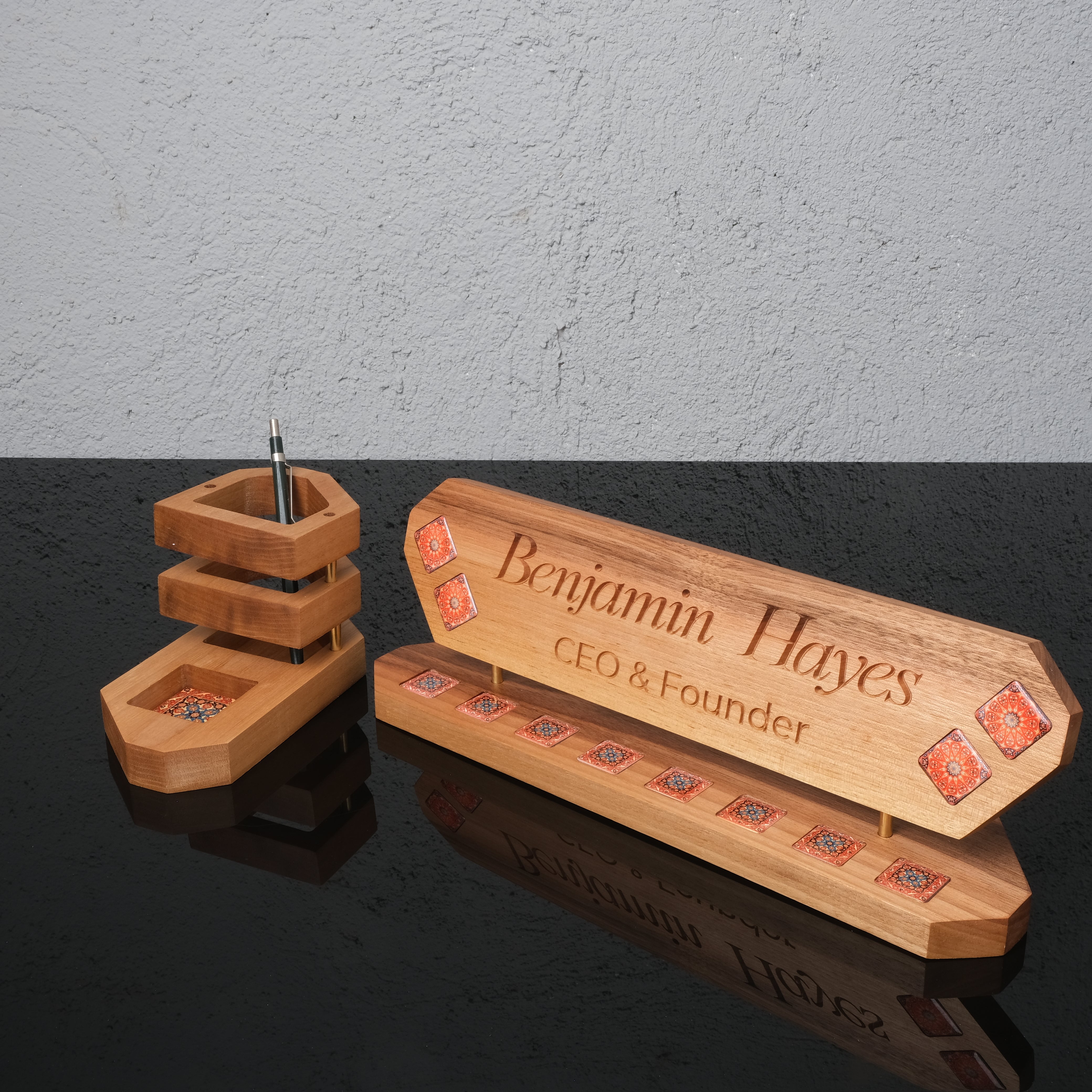 Veritas Mosaic – Kişiye Özel Ahşap Masa Üstü İsimlik ve Kalemlik Seti