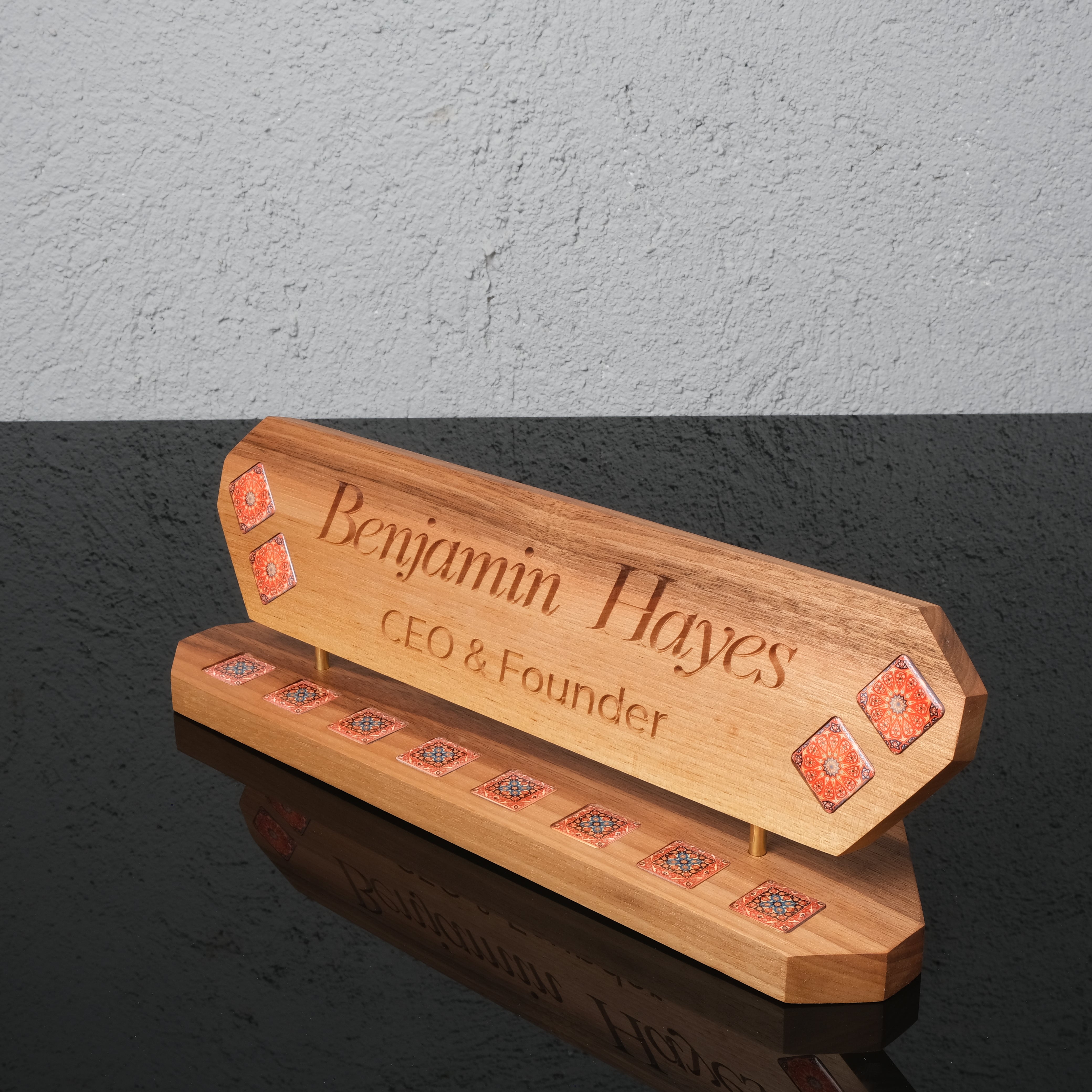 Veritas Mosaic – Kişiye Özel Ahşap Masa Üstü İsimlik ve Kalemlik Seti