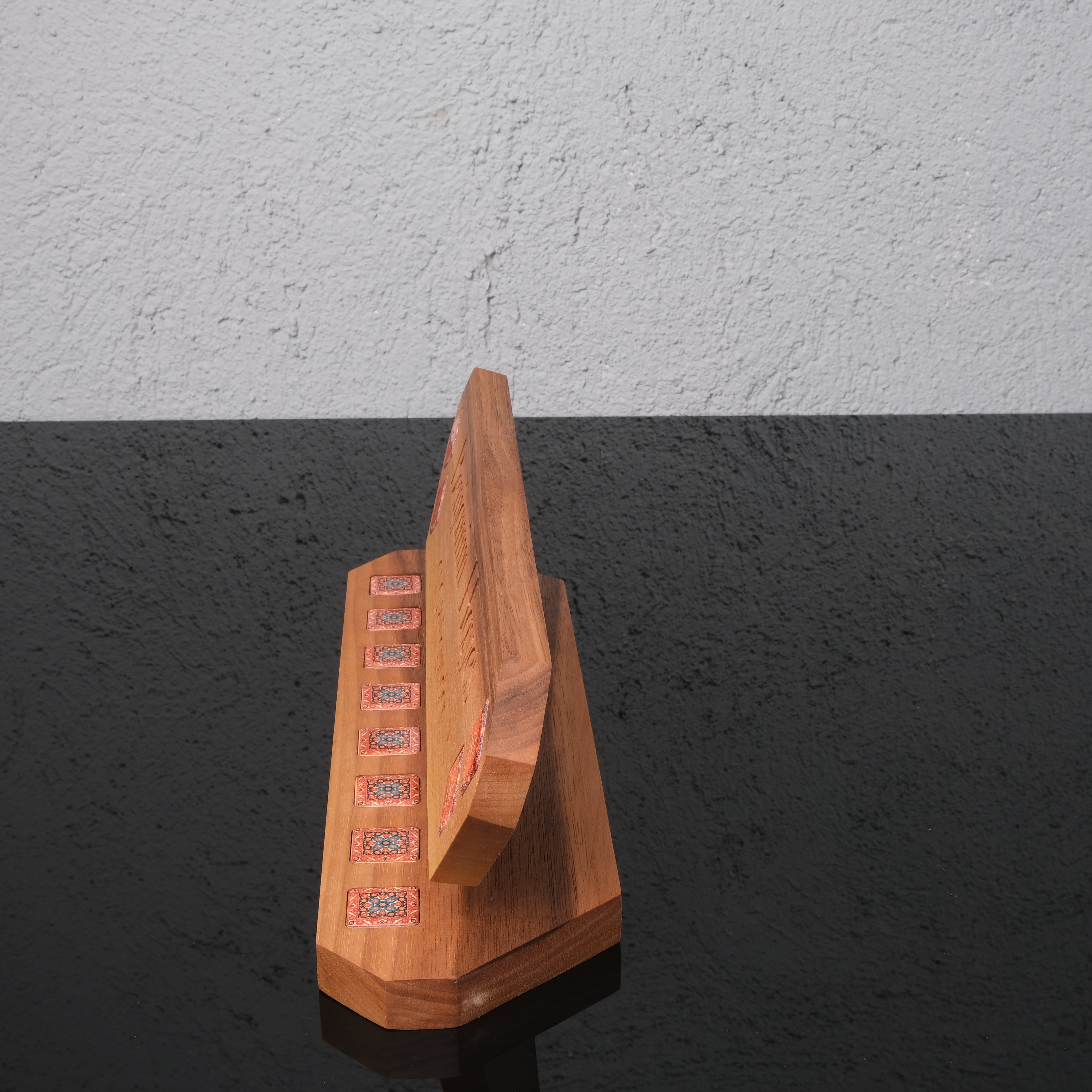 Veritas Mosaic – Kişiye Özel Ahşap Masa Üstü İsimlik ve Kalemlik Seti