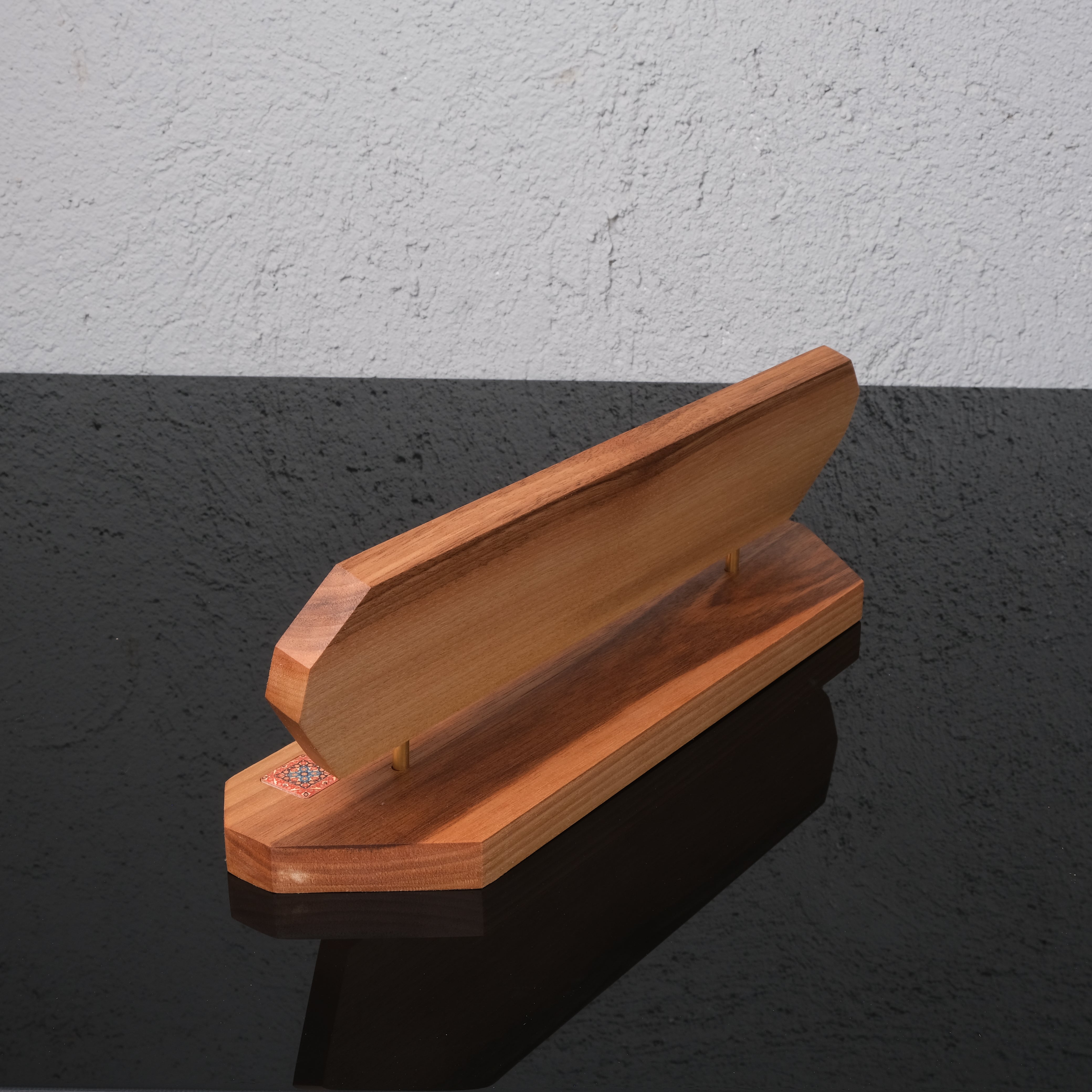 Veritas Mosaic – Kişiye Özel Ahşap Masa Üstü İsimlik ve Kalemlik Seti