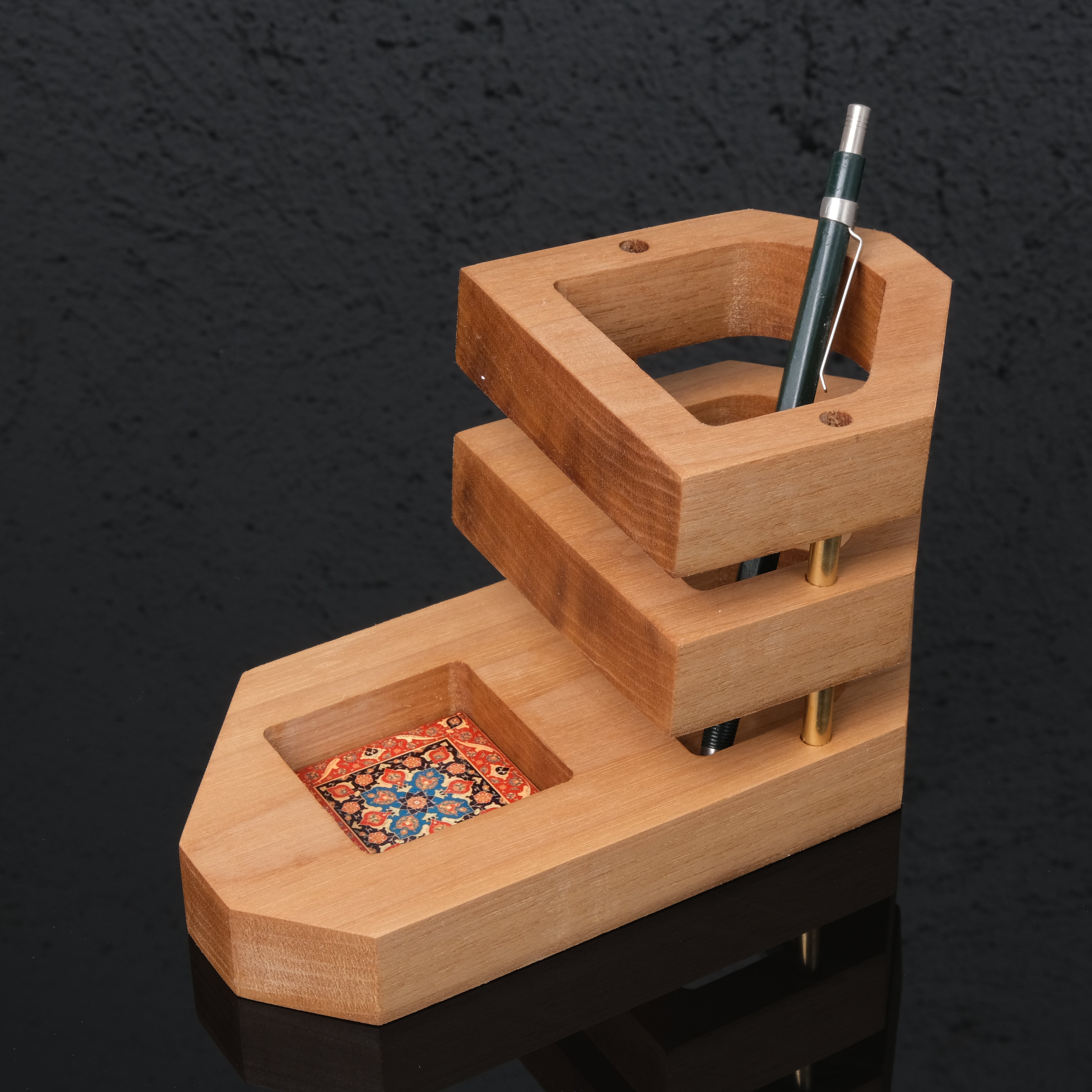 Veritas Kalemlik – Masif Ceviz & Pirinç Detaylı Tasarım