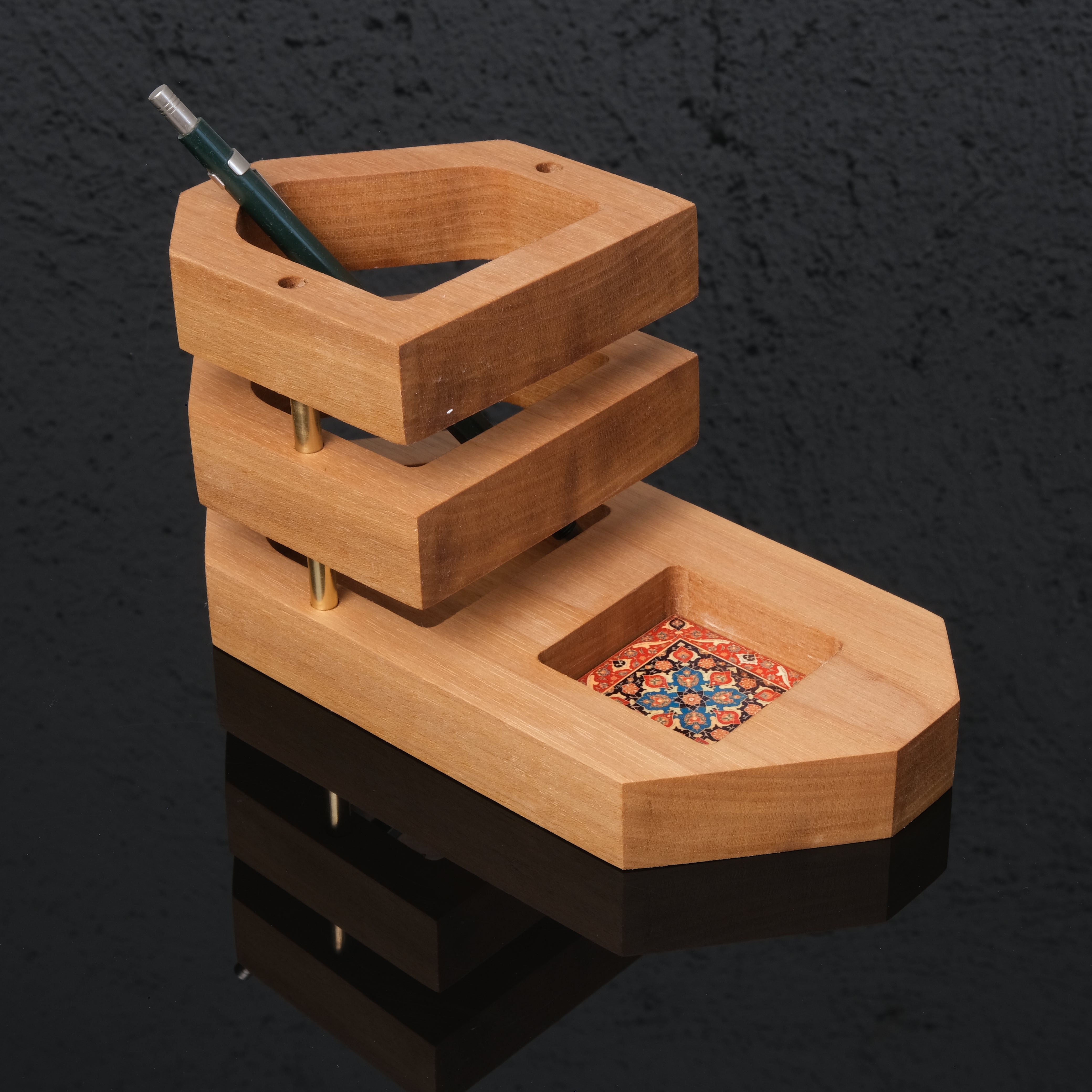 Veritas Kalemlik – Masif Ceviz & Pirinç Detaylı Tasarım