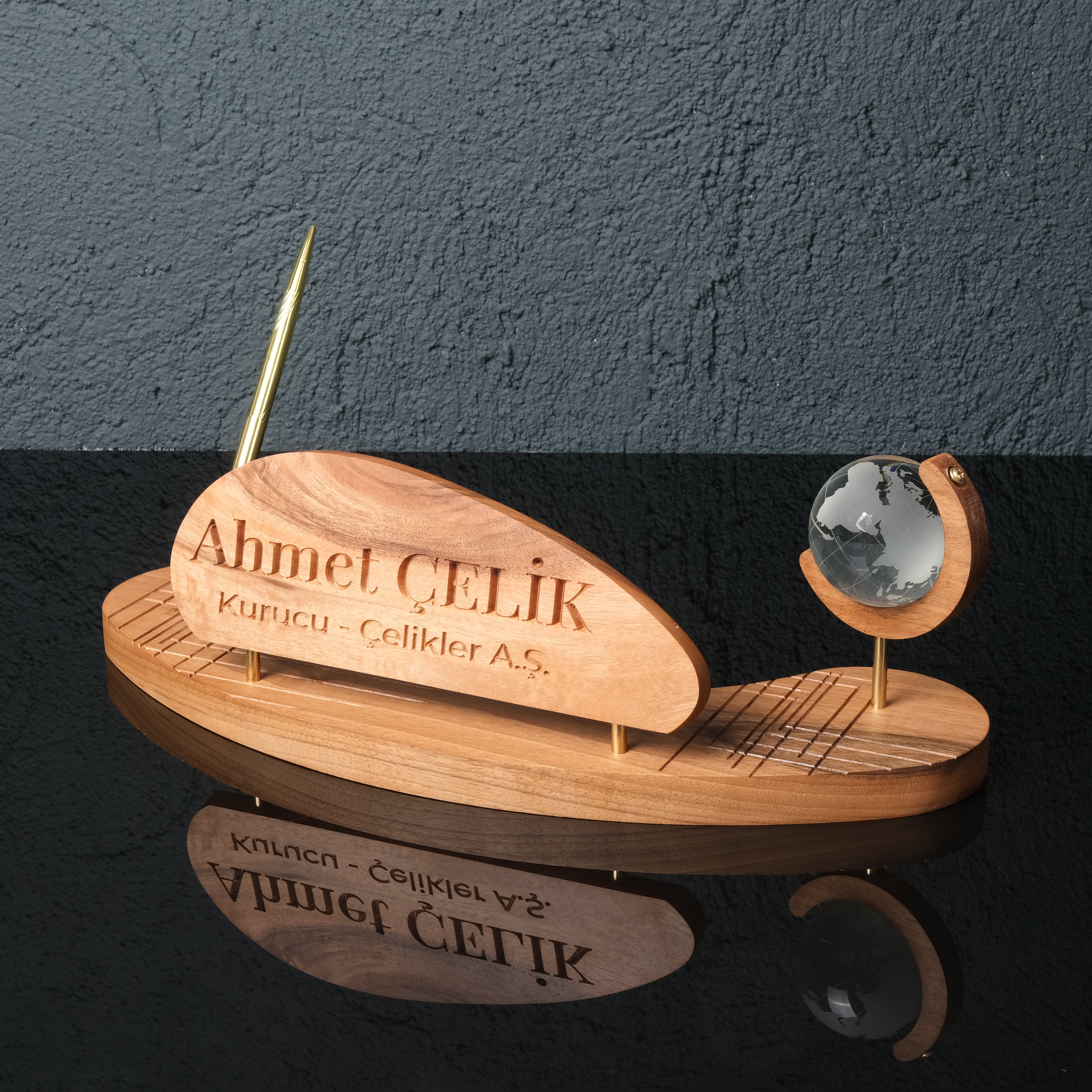 Triarch  Masif Ahşap & Pirinç Masa Seti – Prestijli Ofis Aksesuarı