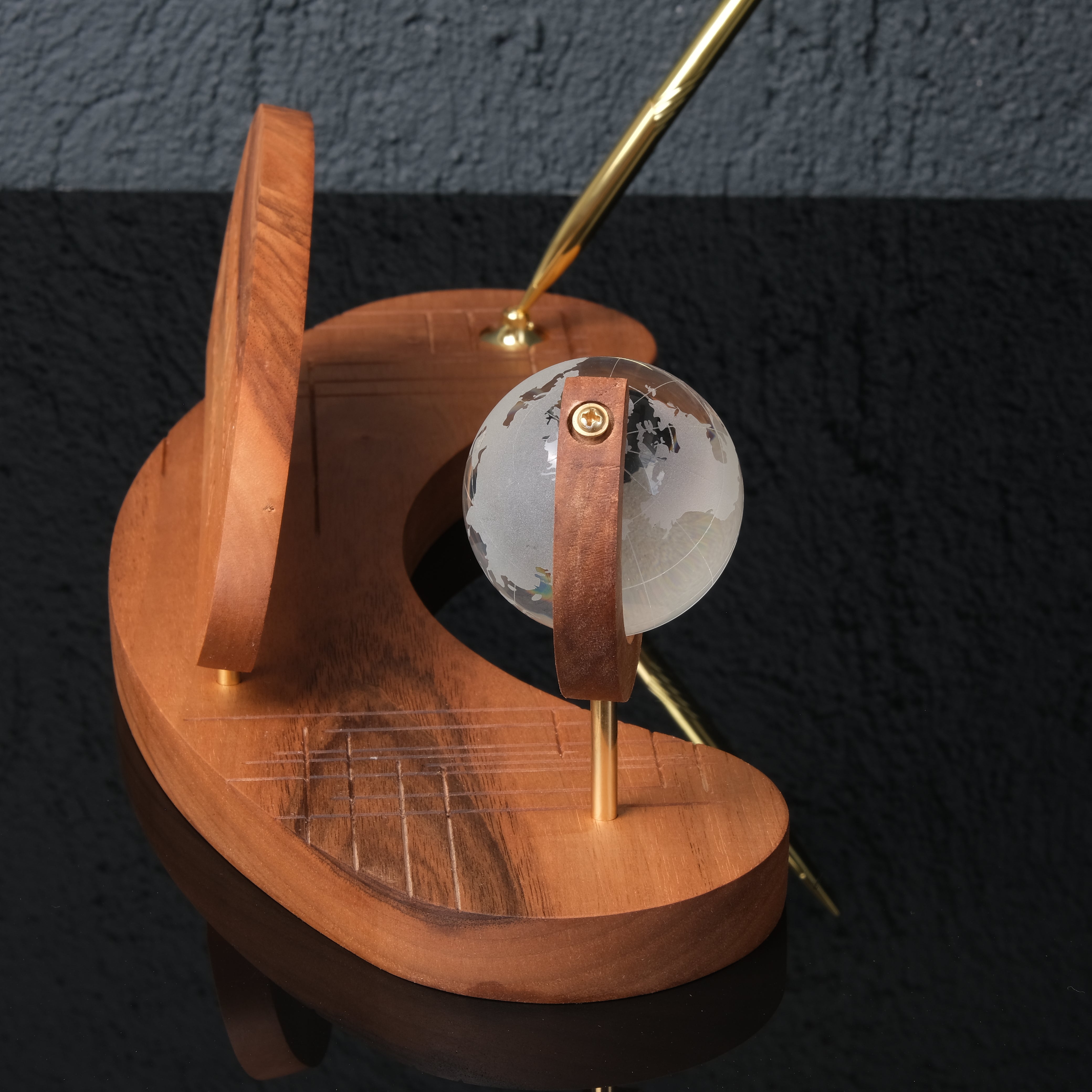 Triarch Masif Ahşap & Pirinç Masa İsimliği – Prestijli Ofis Aksesuarı