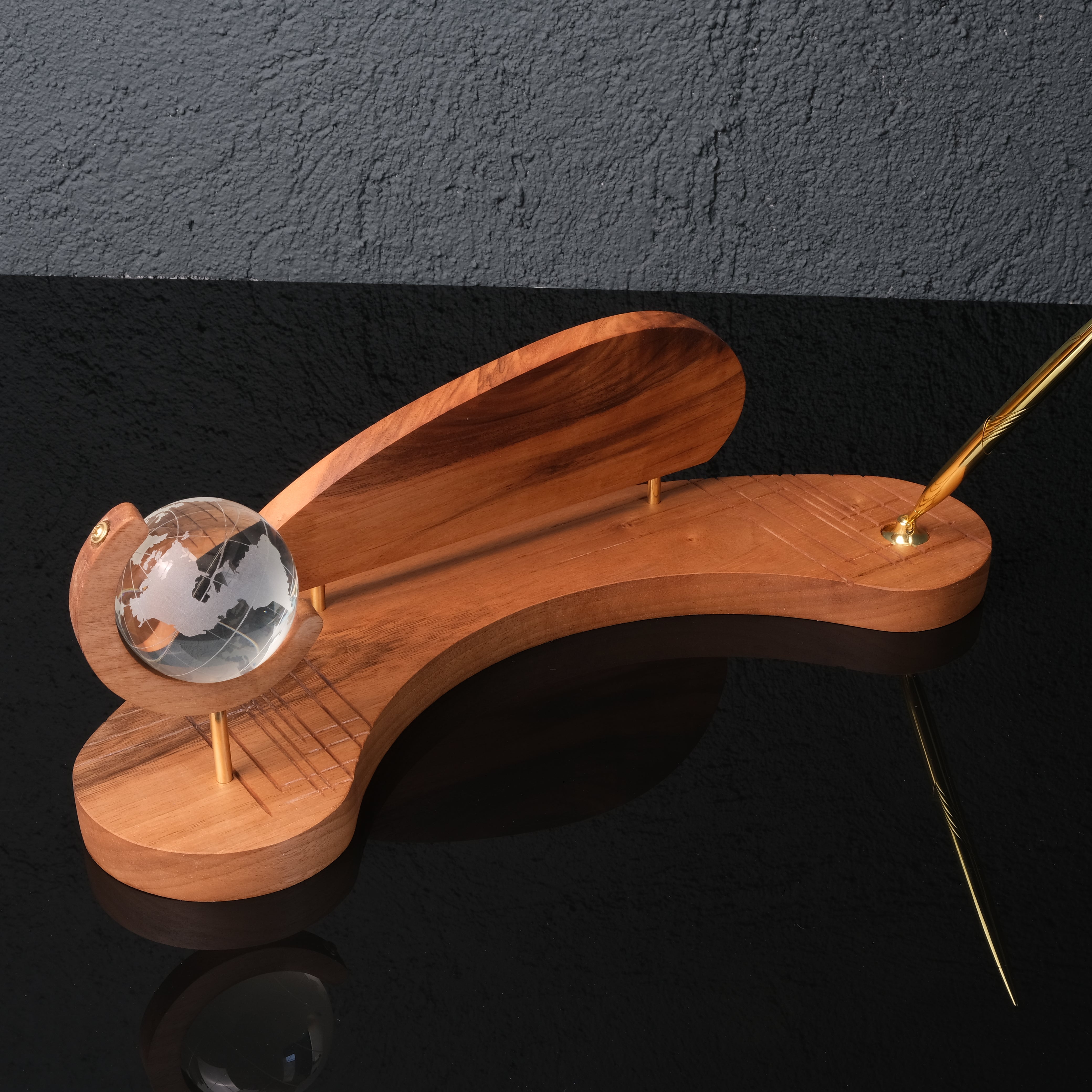 Triarch  Masif Ahşap & Pirinç Masa Seti – Prestijli Ofis Aksesuarı