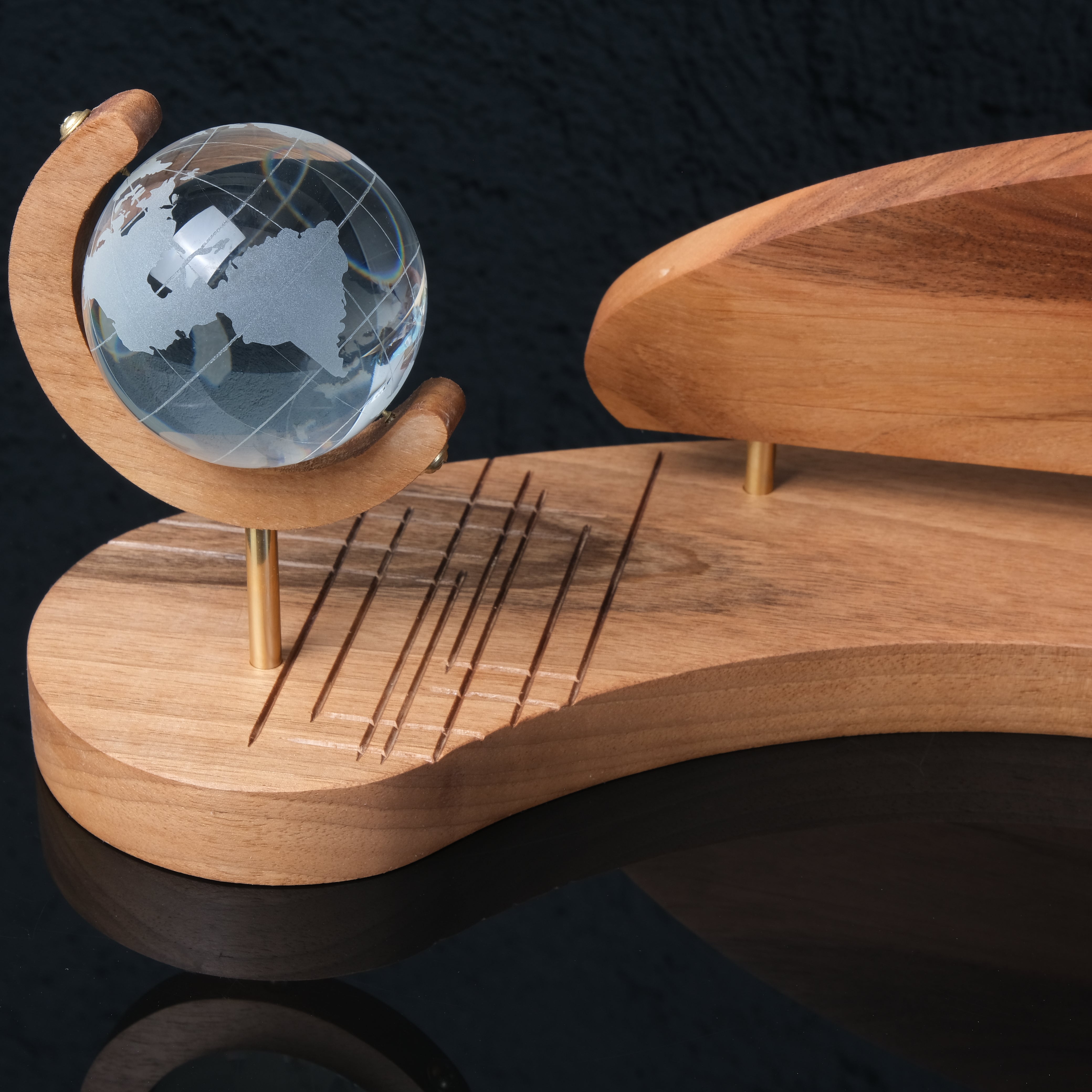 Triarch  Masif Ahşap & Pirinç Masa Seti – Prestijli Ofis Aksesuarı