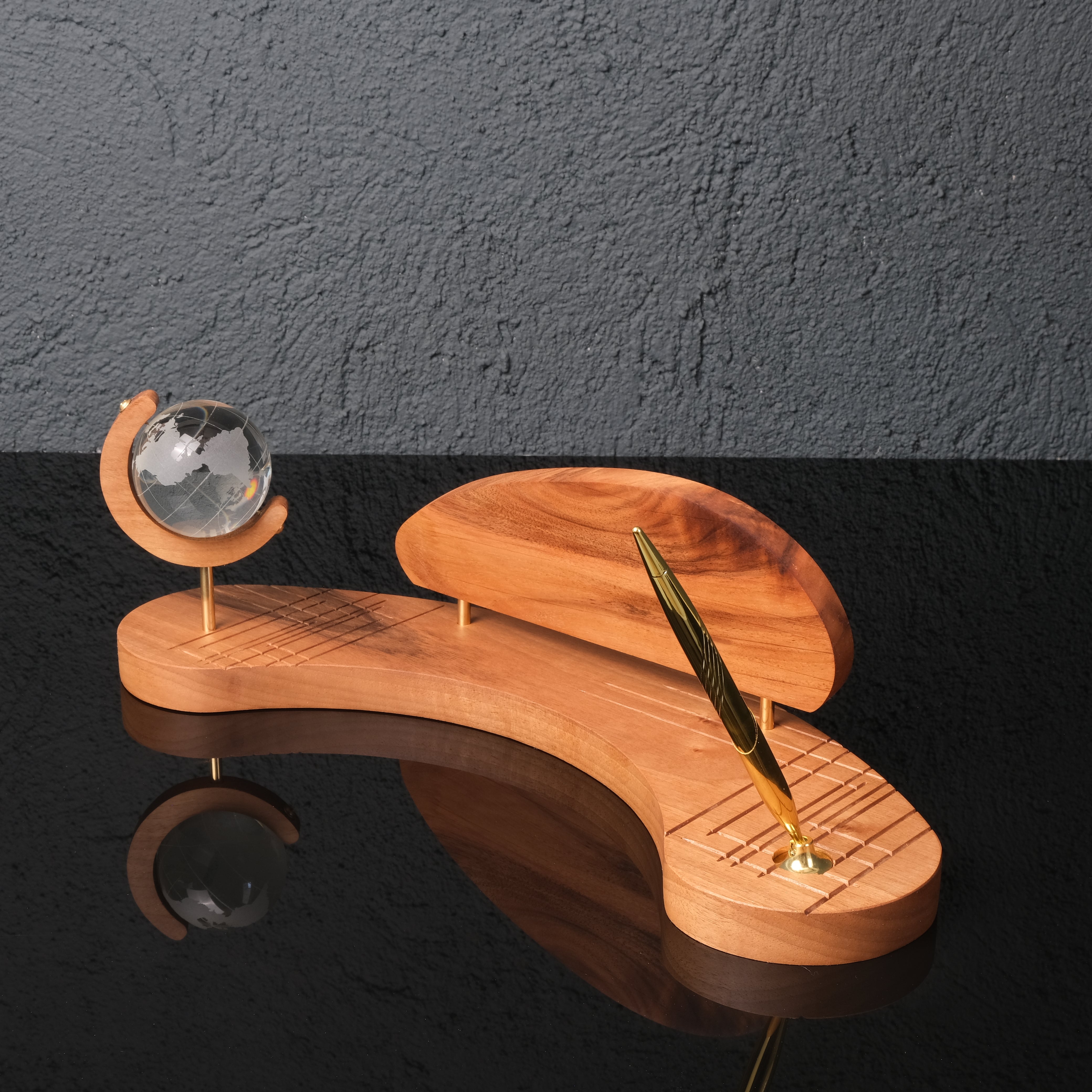 Triarch  Masif Ahşap & Pirinç Masa Seti – Prestijli Ofis Aksesuarı