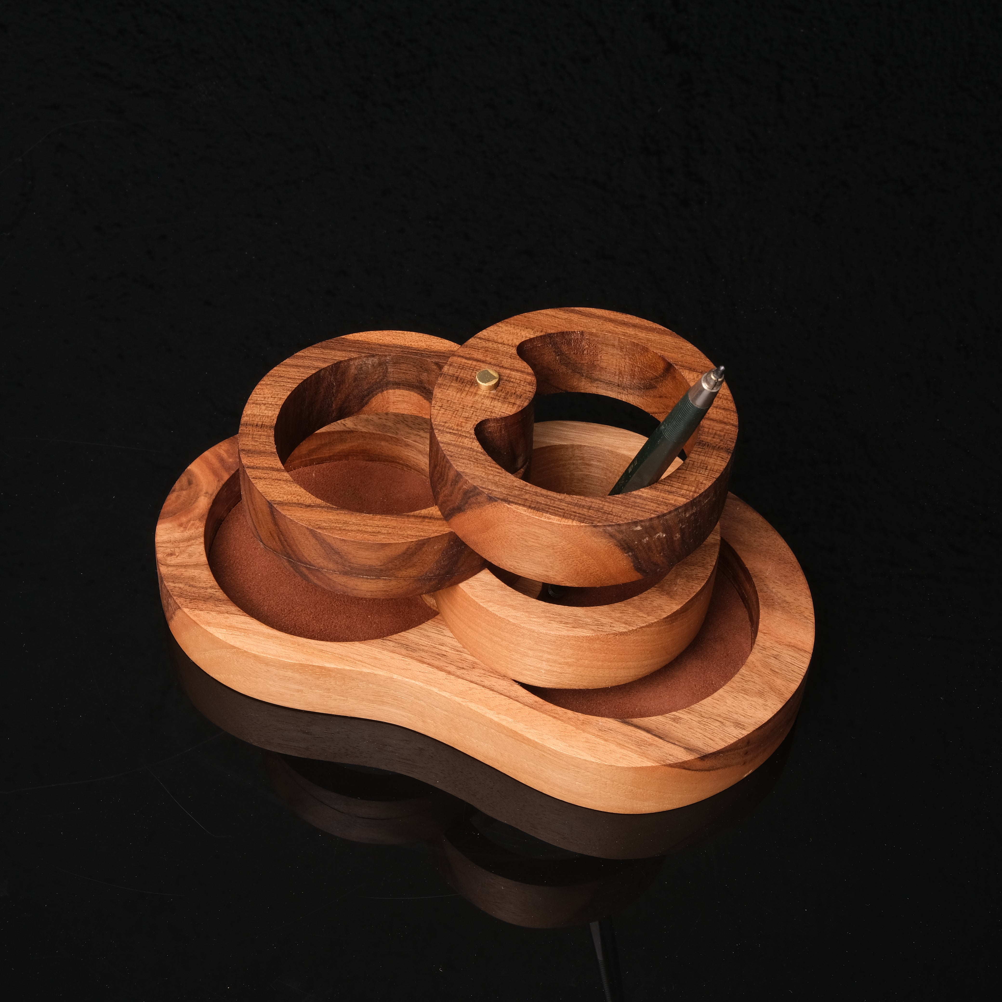 Triarch  Masif Ahşap & Pirinç Masa Seti – Prestijli Ofis Aksesuarı