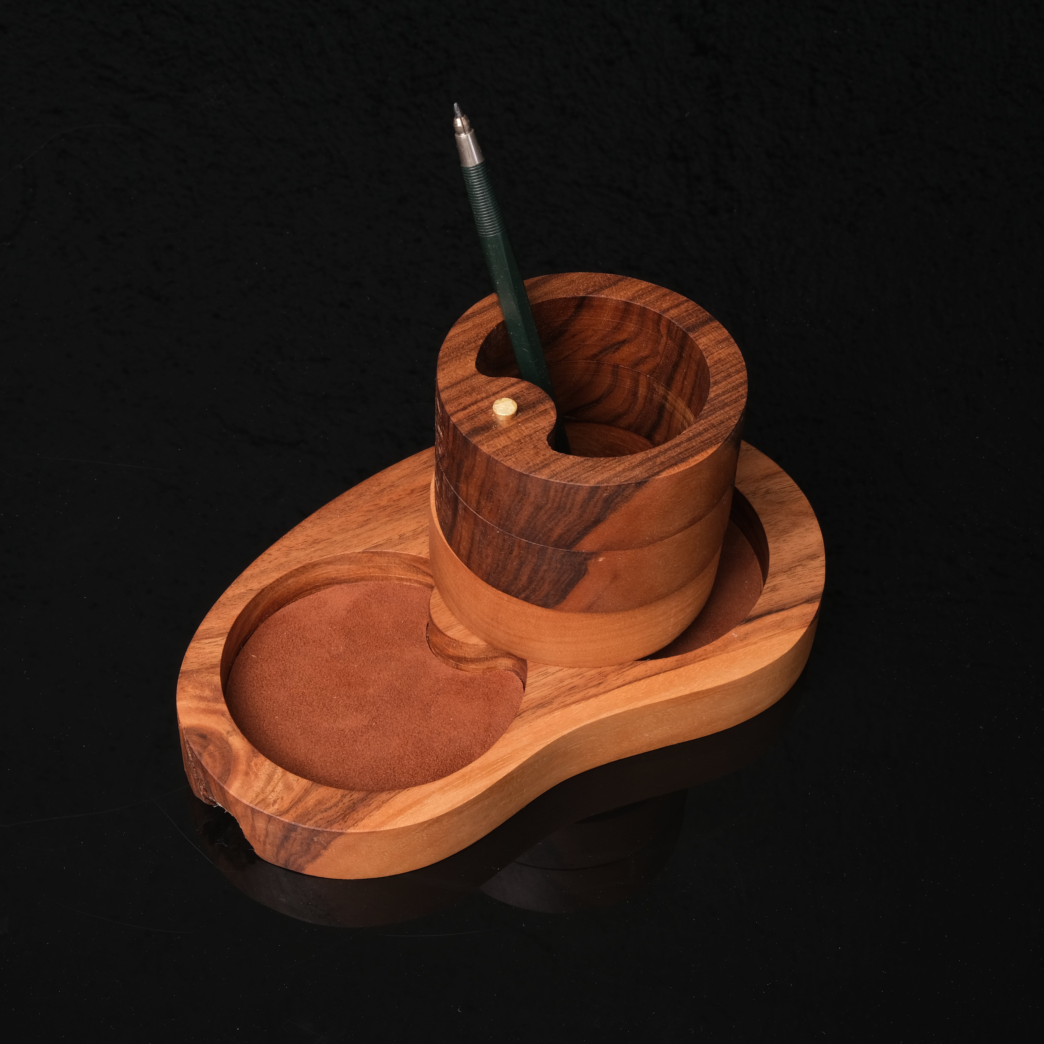 Triarch  Masif Ahşap & Pirinç Masa Seti – Prestijli Ofis Aksesuarı