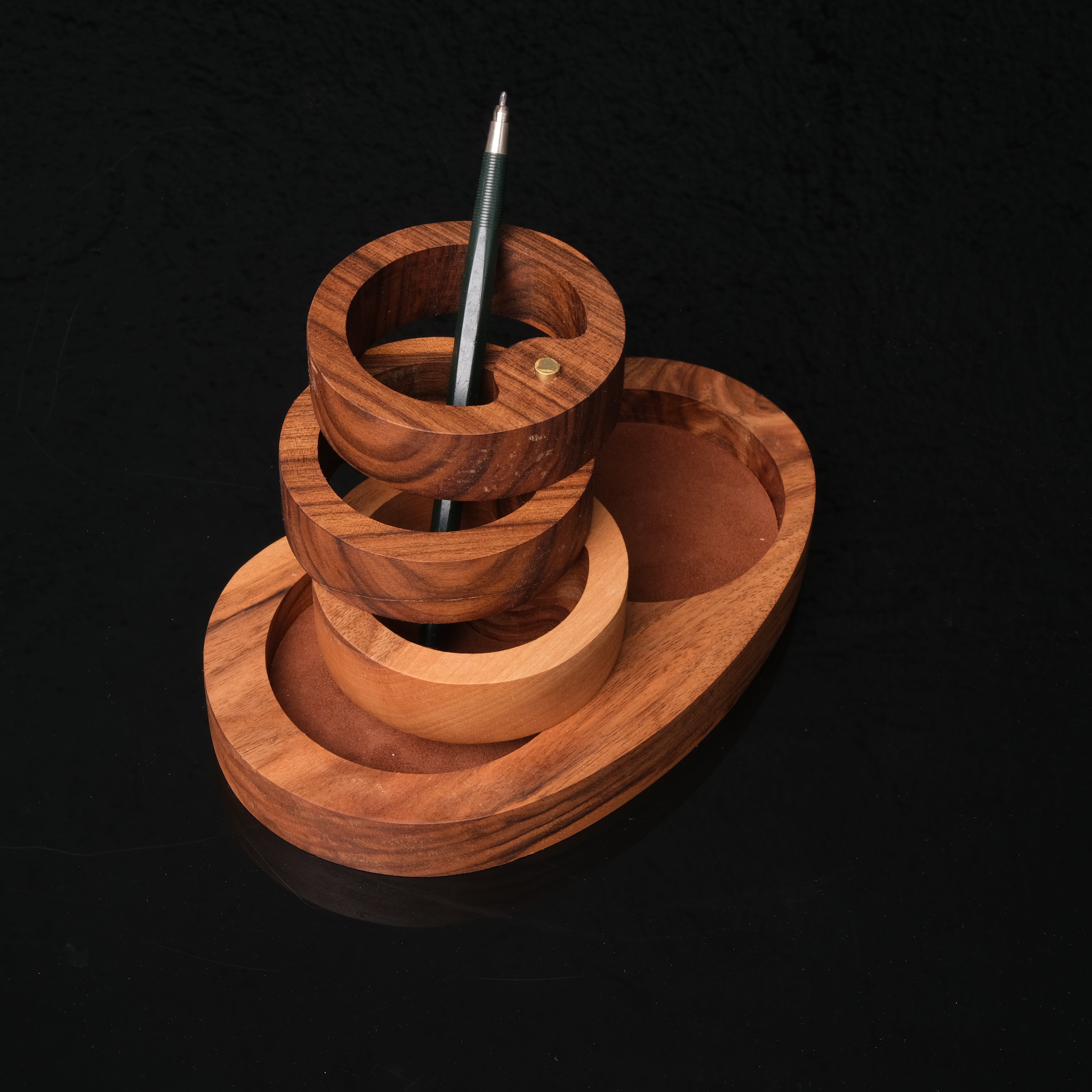 Triarch  Masif Ahşap & Pirinç Masa Seti – Prestijli Ofis Aksesuarı