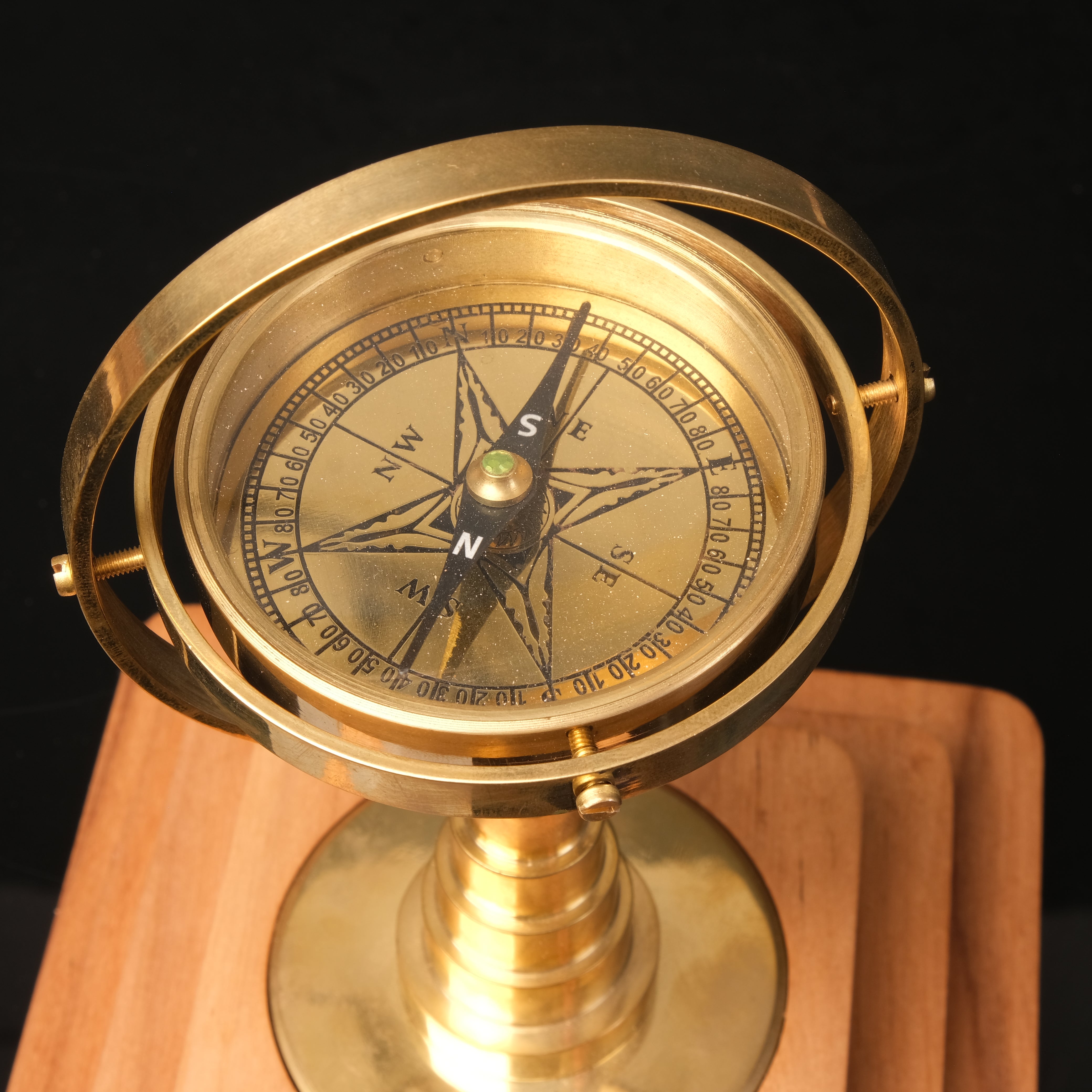 Gyro Compass – Masif Ceviz ve Pirinç Masaüstü Lüks Pusula