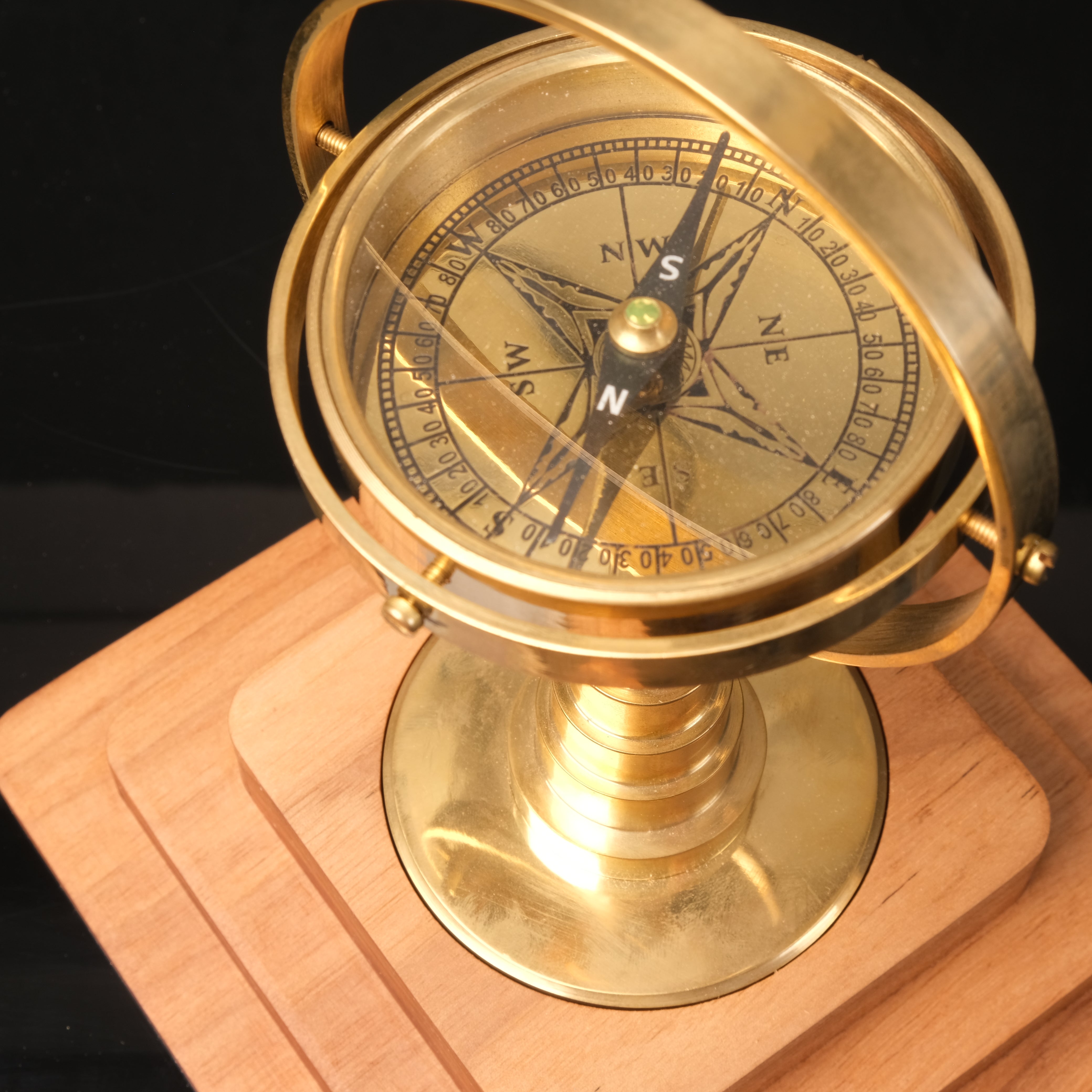 Gyro Compass – Masif Ceviz ve Pirinç Masaüstü Lüks Pusula