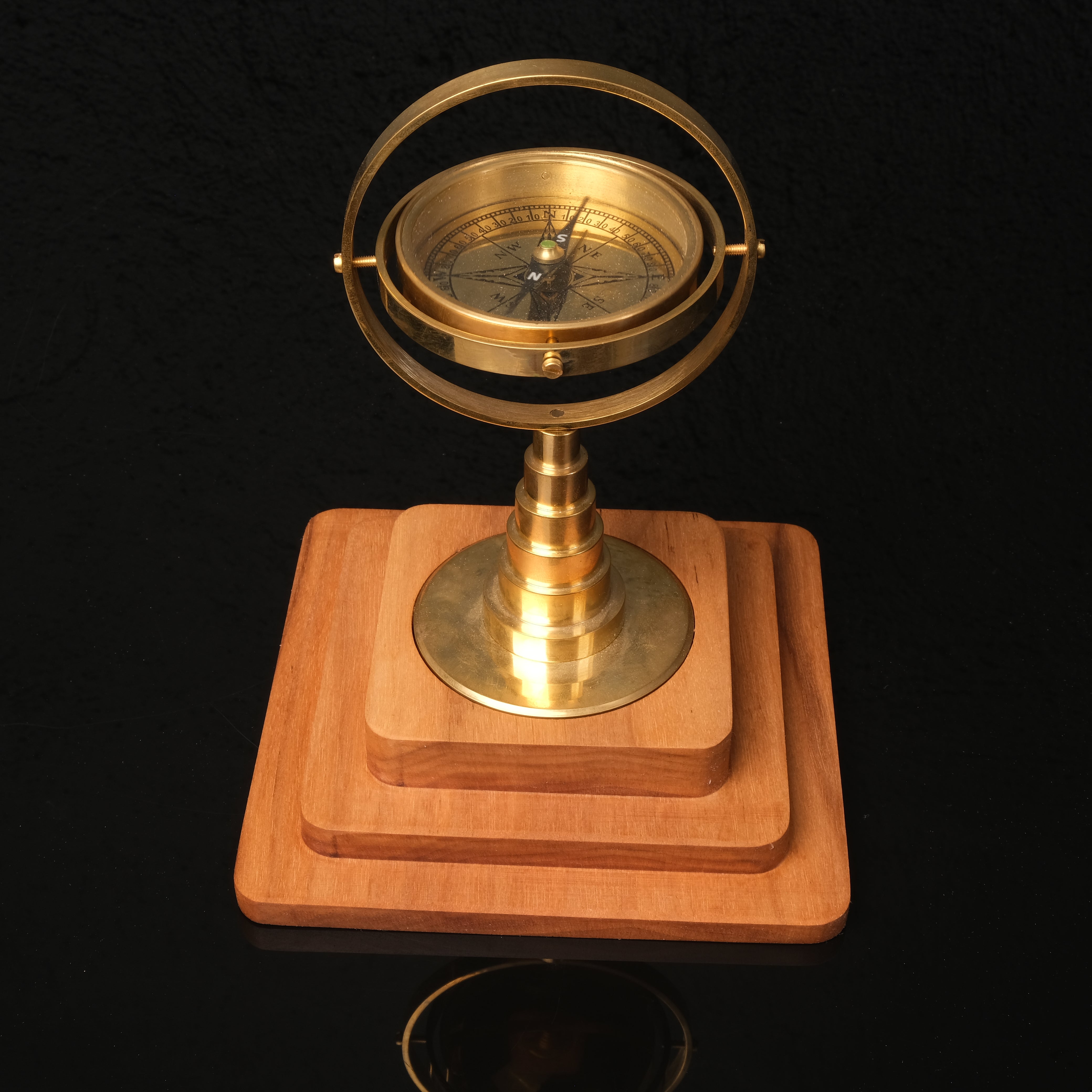 Gyro Compass – Masif Ceviz ve Pirinç Masaüstü Lüks Pusula
