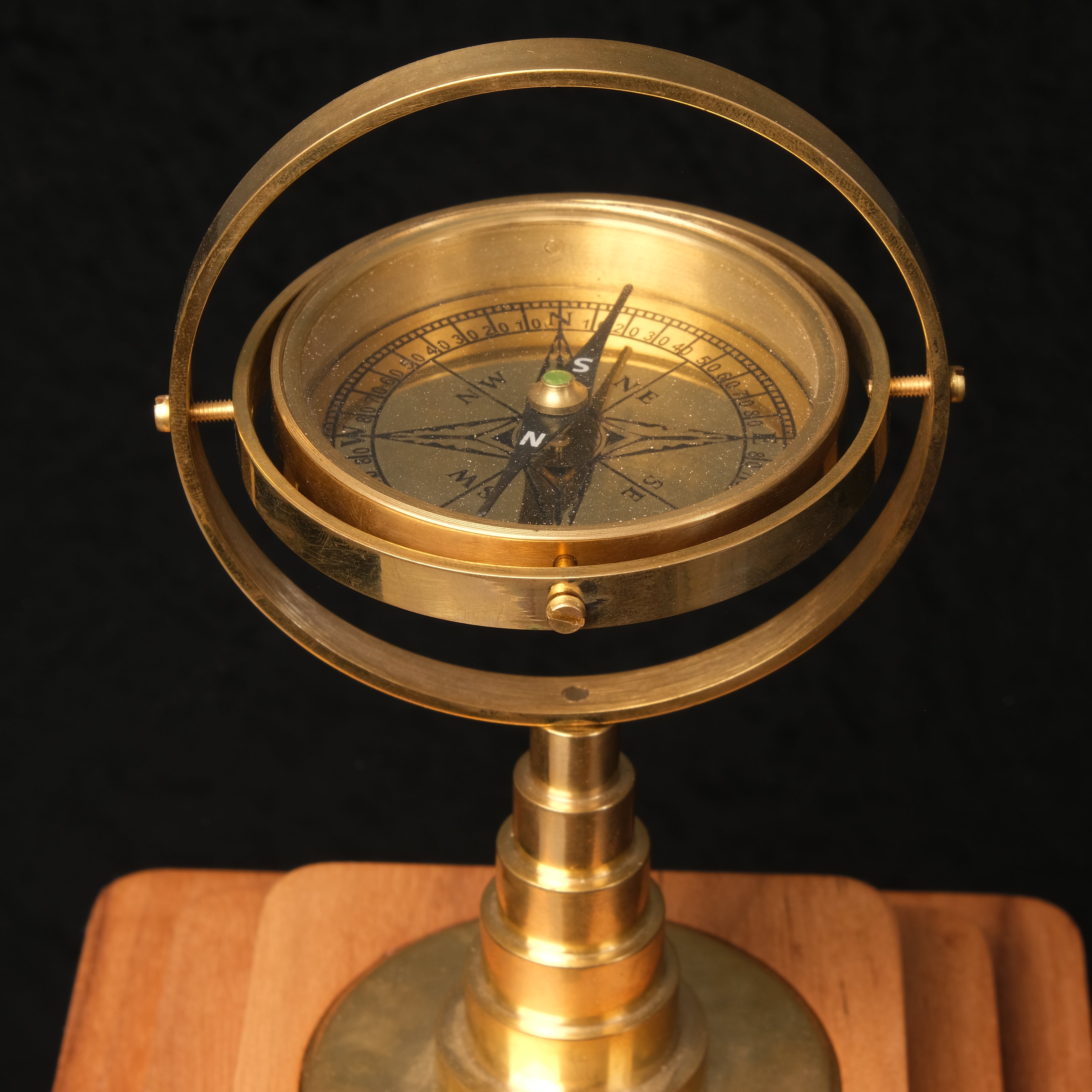 Gyro Compass – Masif Ceviz ve Pirinç Masaüstü Lüks Pusula