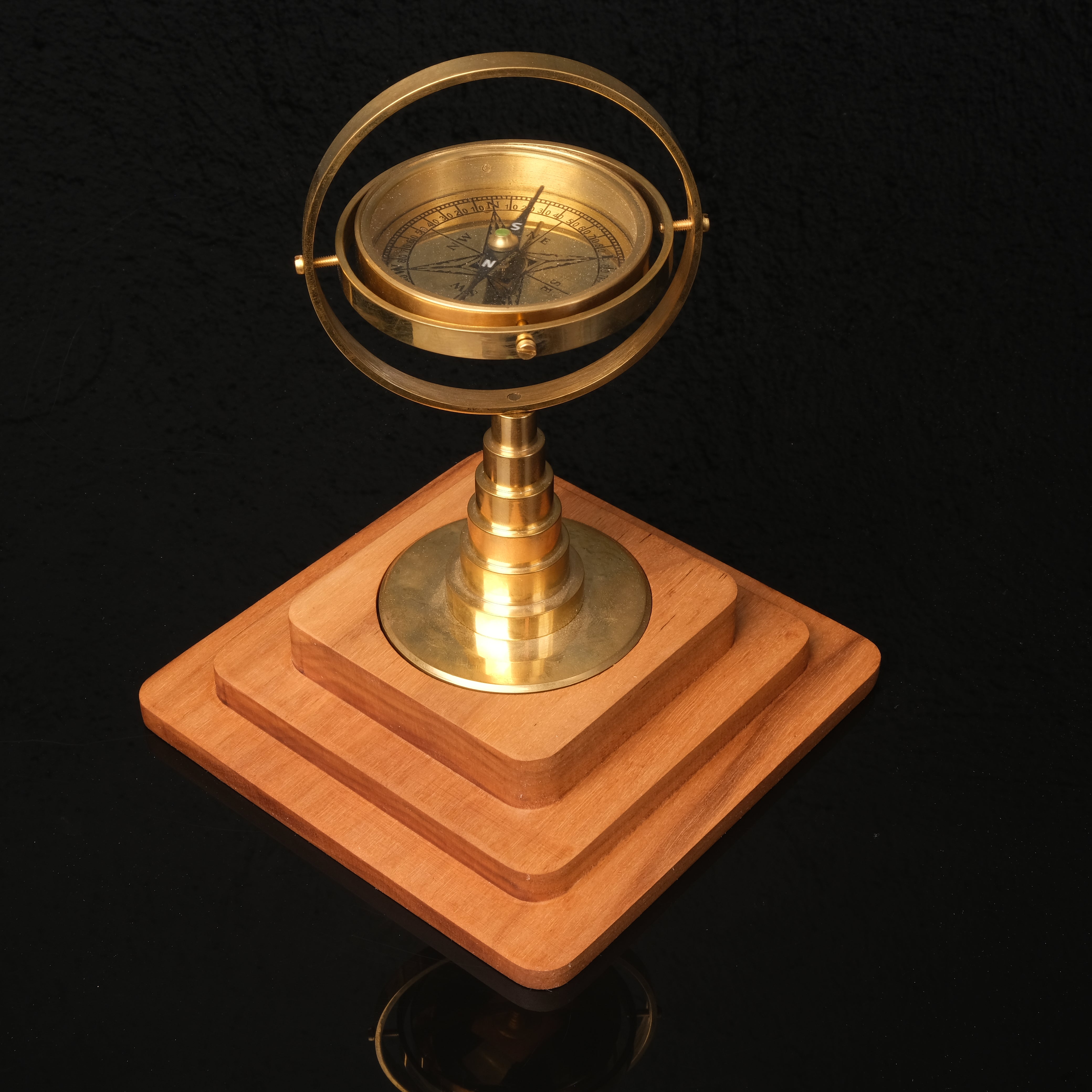 Gyro Compass – Masif Ceviz ve Pirinç Masaüstü Lüks Pusula