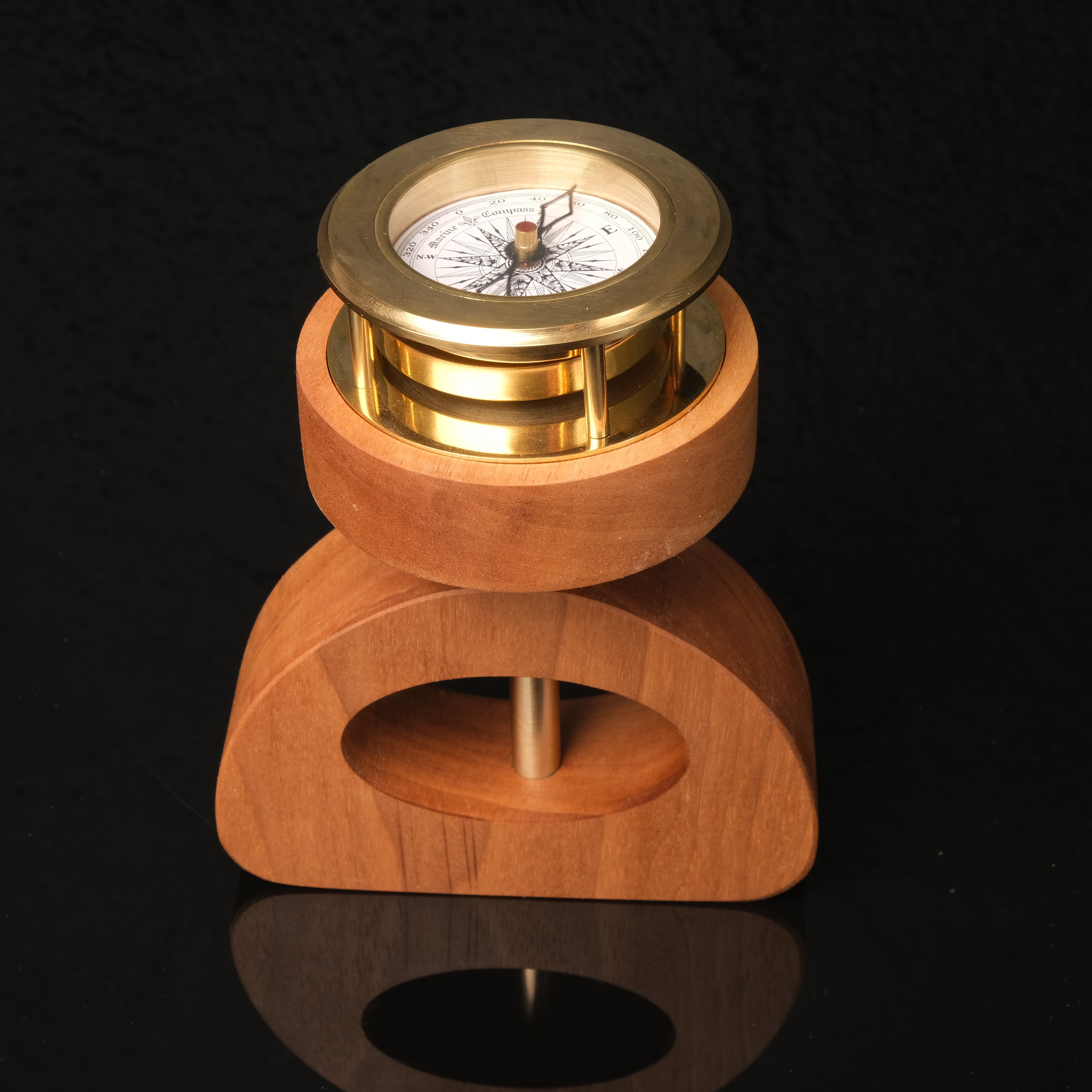 Aurora Compass Duo – Masif Ceviz ve Pirinç Masaüstü Pusula & Büyüteç