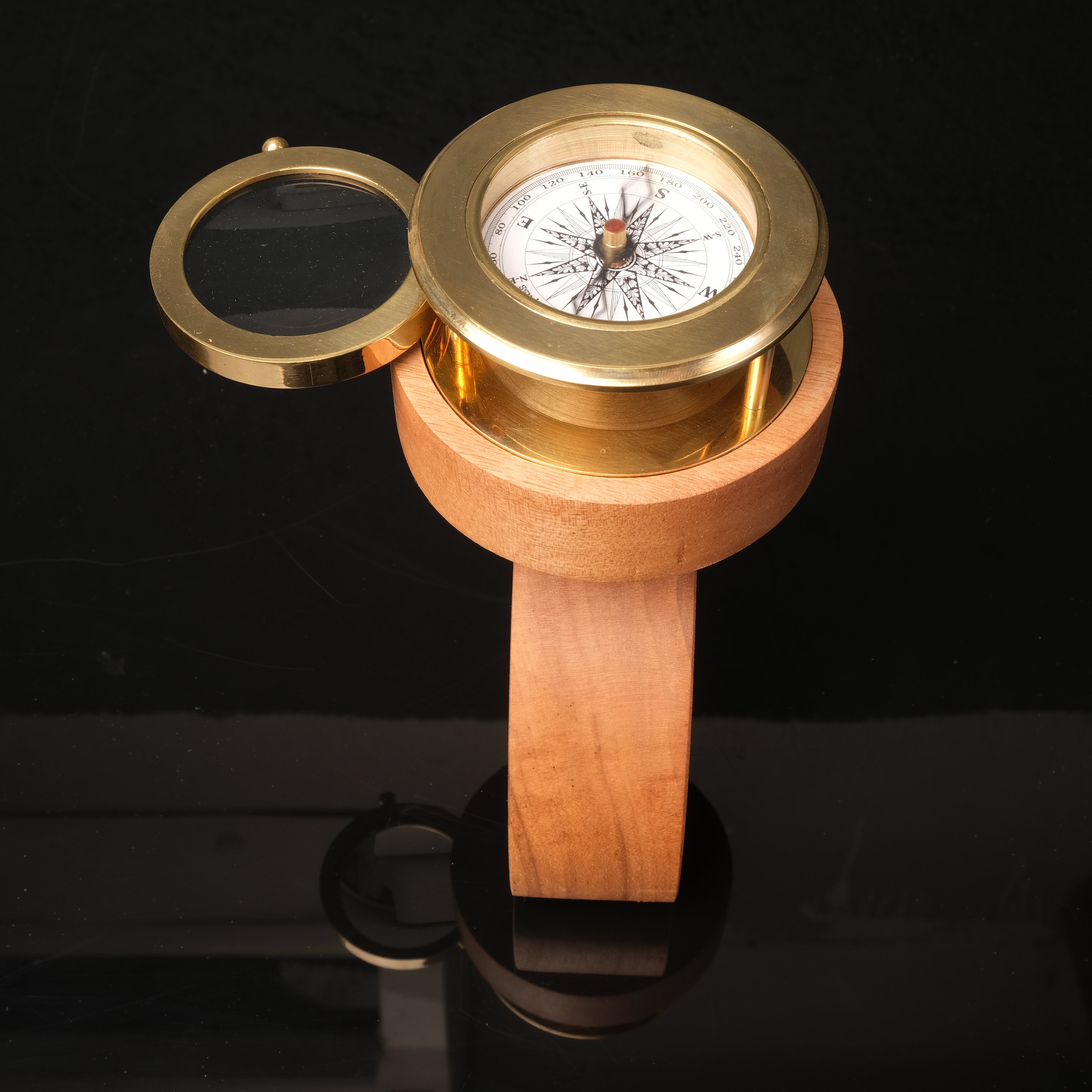 Aurora Compass Duo – Masif Ceviz ve Pirinç Masaüstü Pusula & Büyüteç