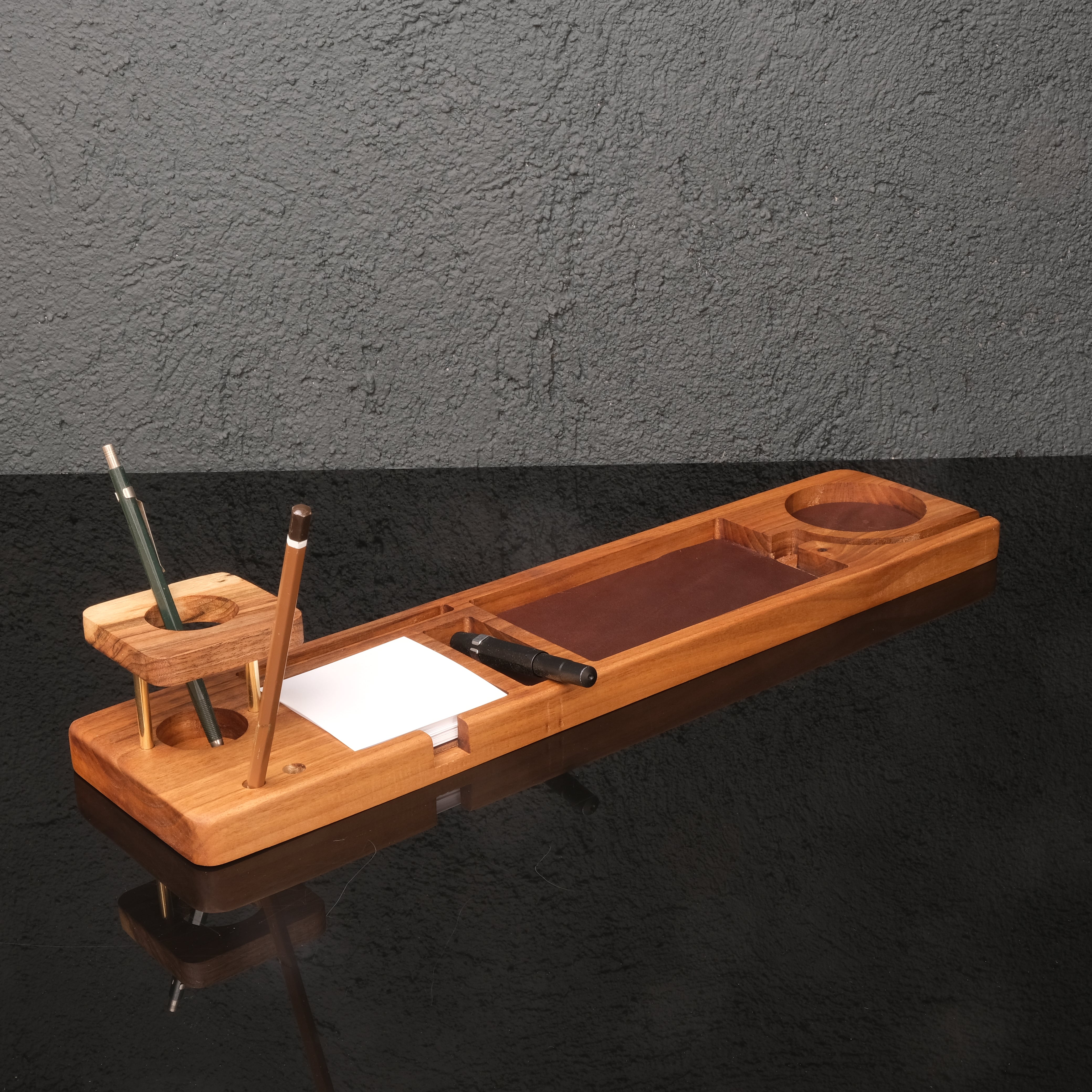 Arcadia – Masif Ceviz Masa Düzenleyici