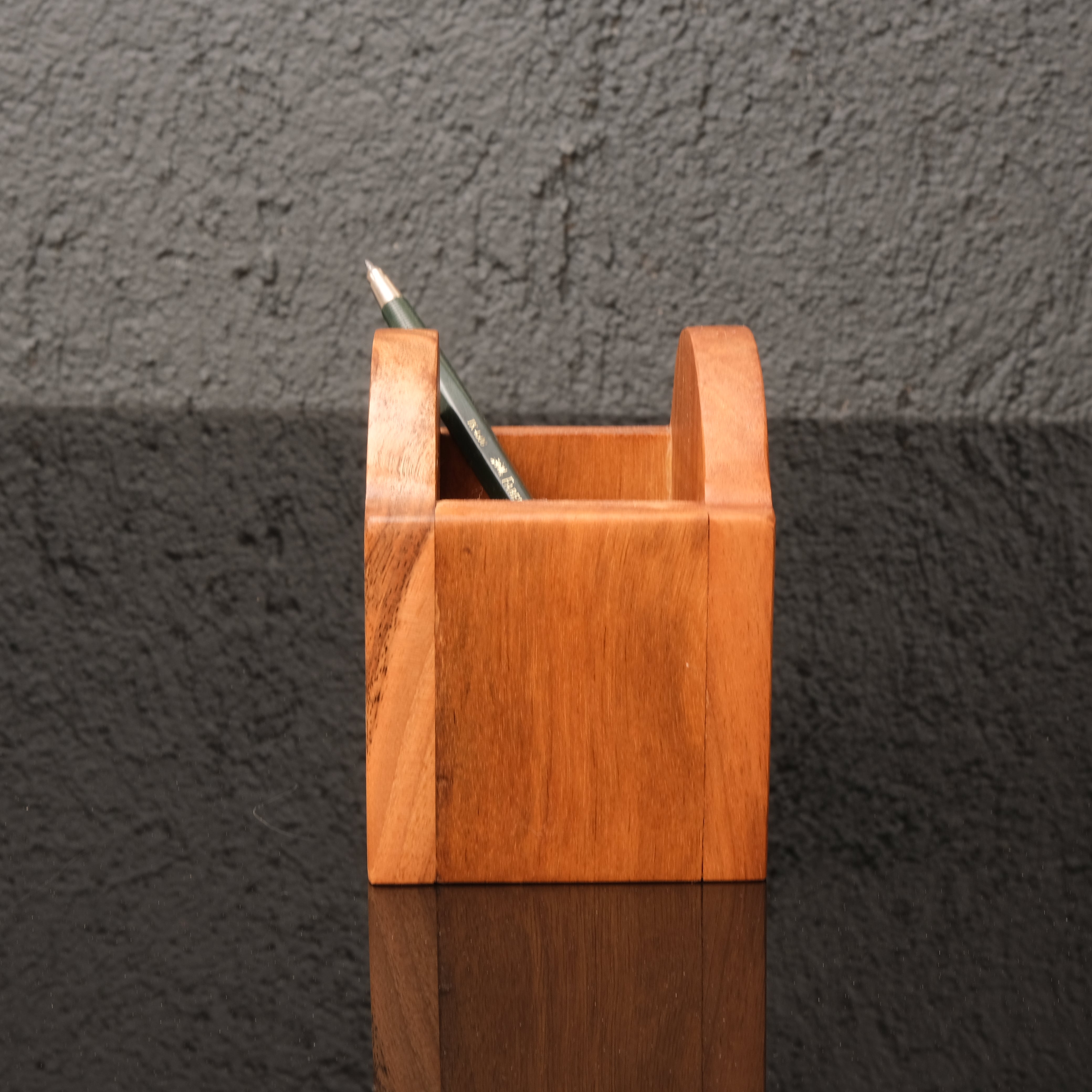 Arboria – Masif Ceviz Ahşap Hediye Kalemlik