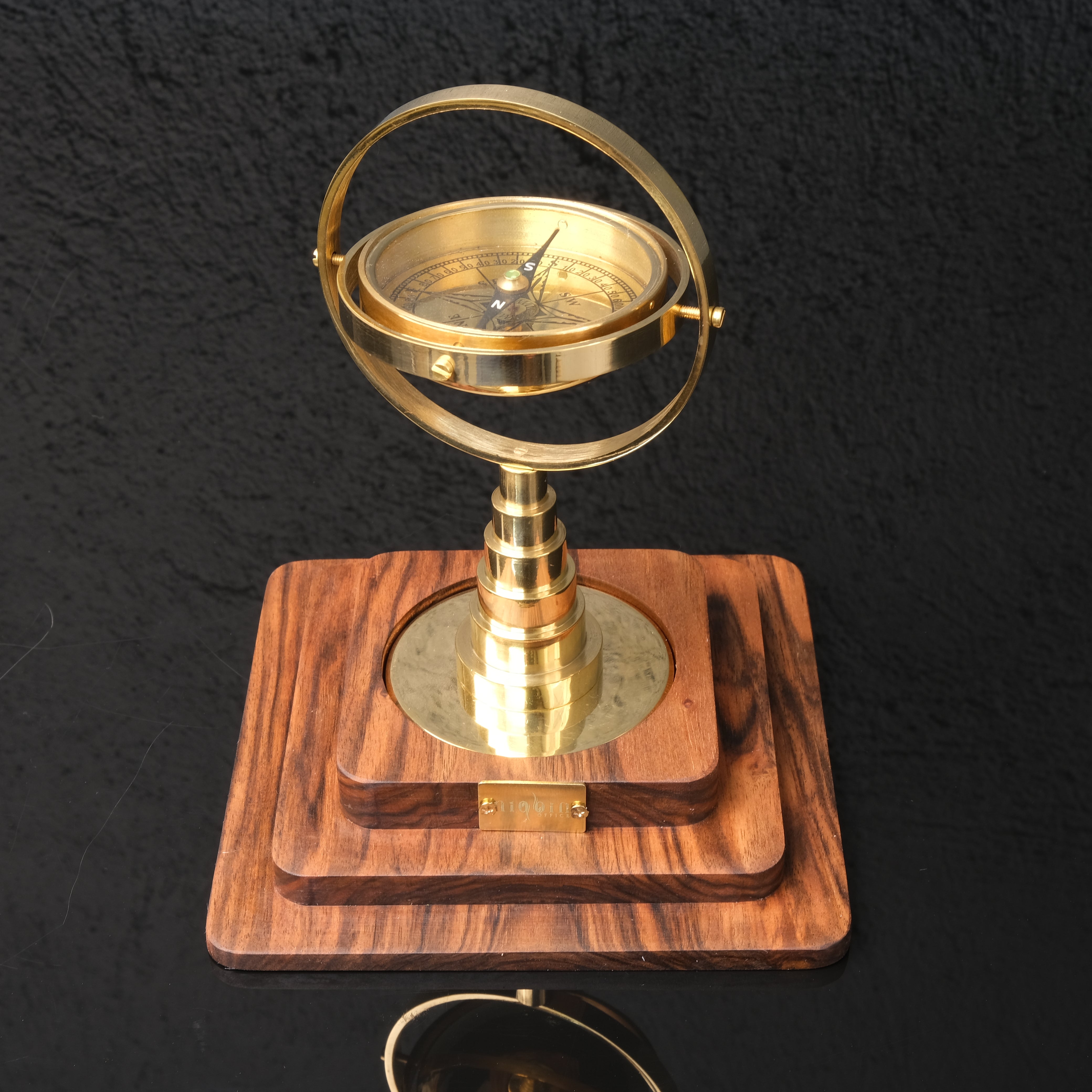 Gyro Compass – Masif Ceviz ve Pirinç Masaüstü Lüks Pusula