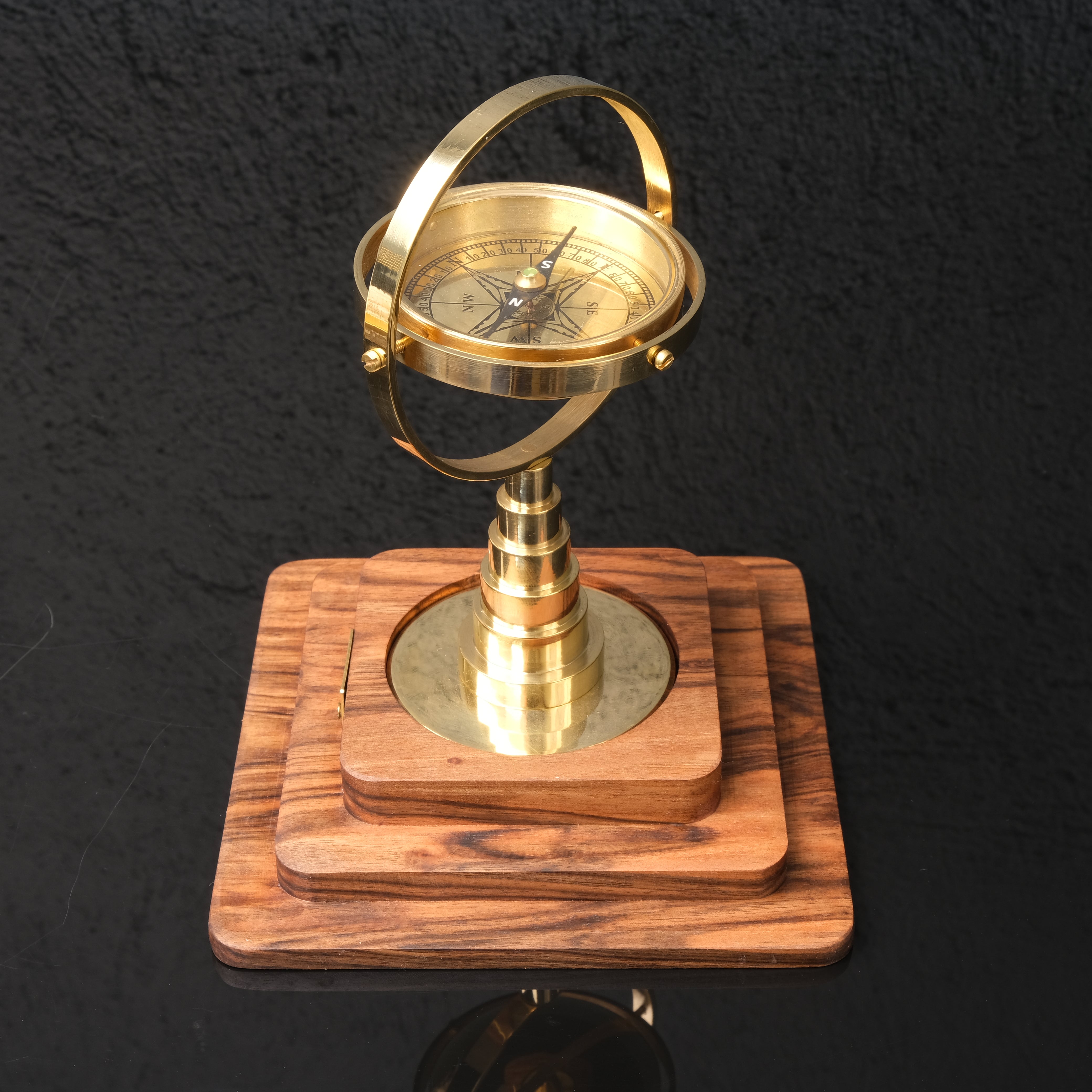 Gyro Compass – Masif Ceviz ve Pirinç Masaüstü Lüks Pusula