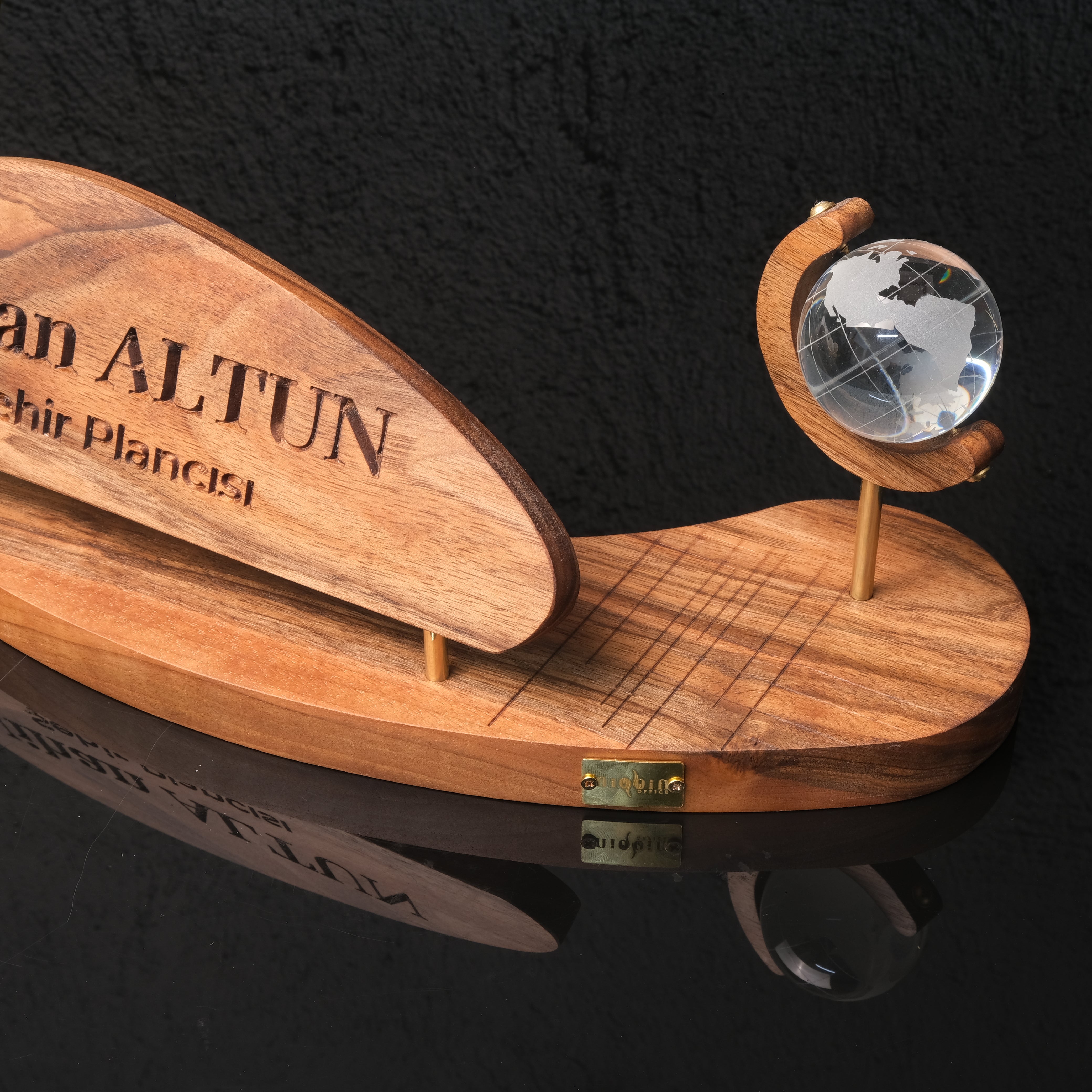 Triarch Masif Ahşap & Pirinç Masa İsimliği – Prestijli Ofis Aksesuarı