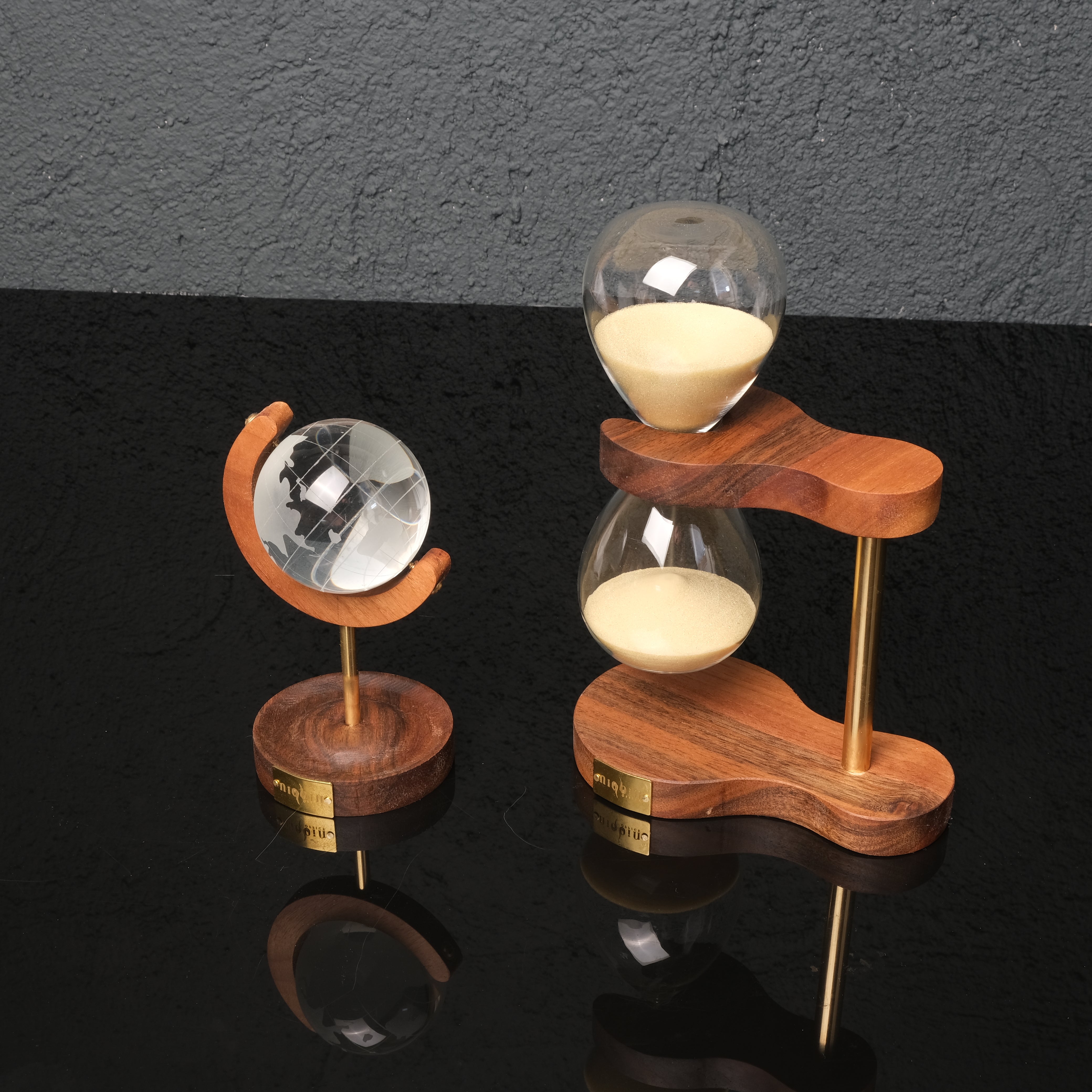 Axis Duo – Masif Ceviz ve Pirinçten Lüks Ofis Aksesuar Seti (Küre & Kum Saati)