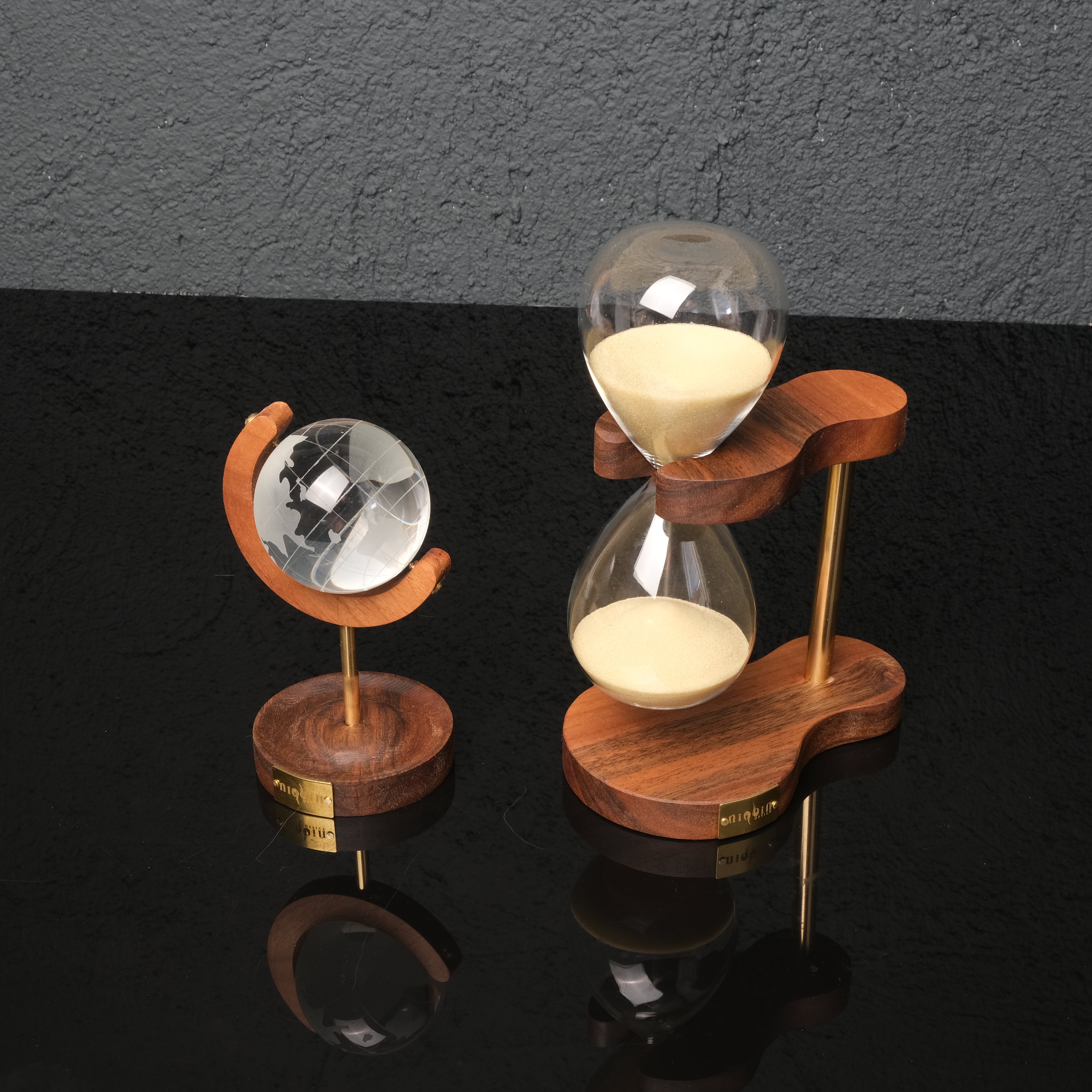 Axis Duo – Masif Ceviz ve Pirinçten Lüks Ofis Aksesuar Seti (Küre & Kum Saati)