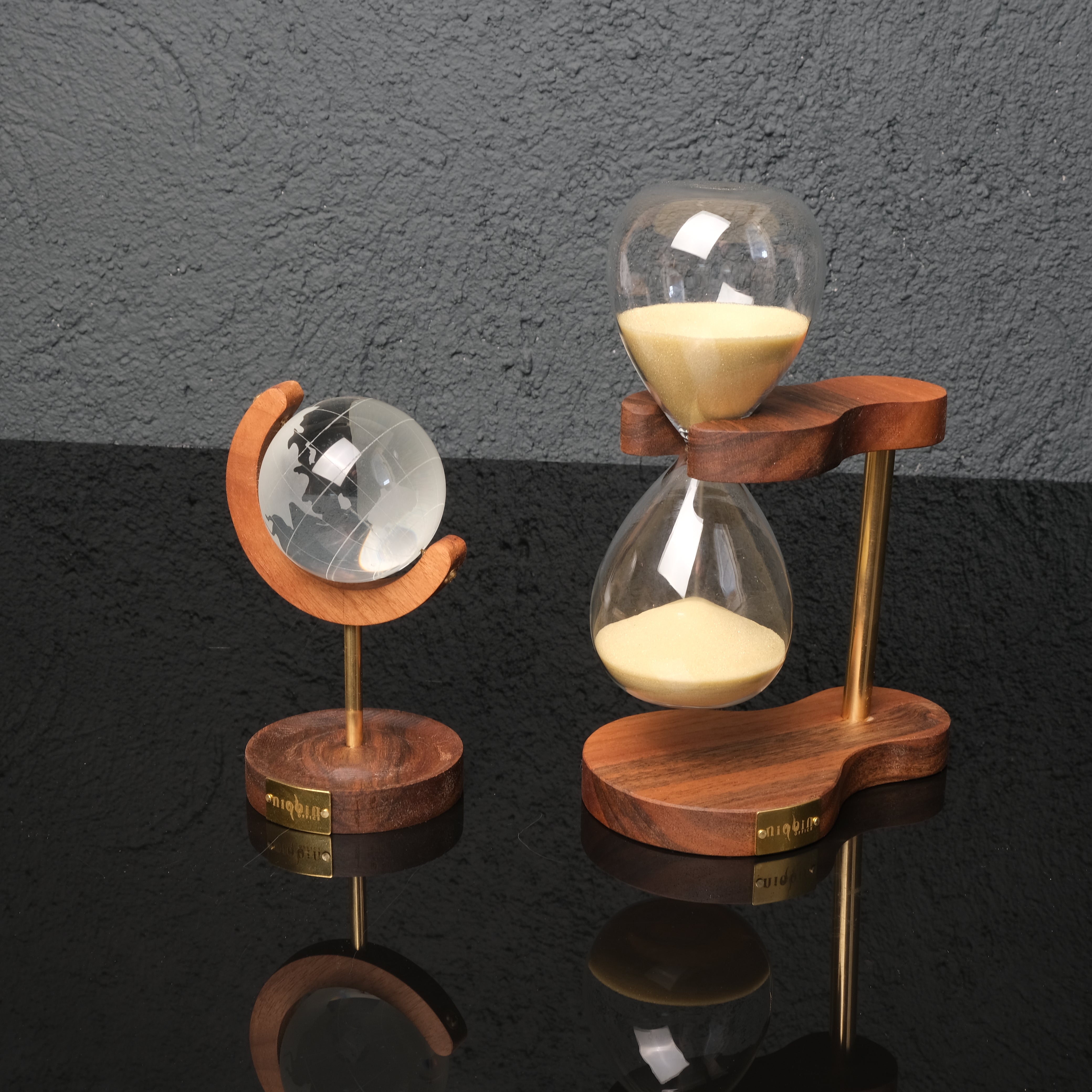 Axis Duo – Masif Ceviz ve Pirinçten Lüks Ofis Aksesuar Seti (Küre & Kum Saati)