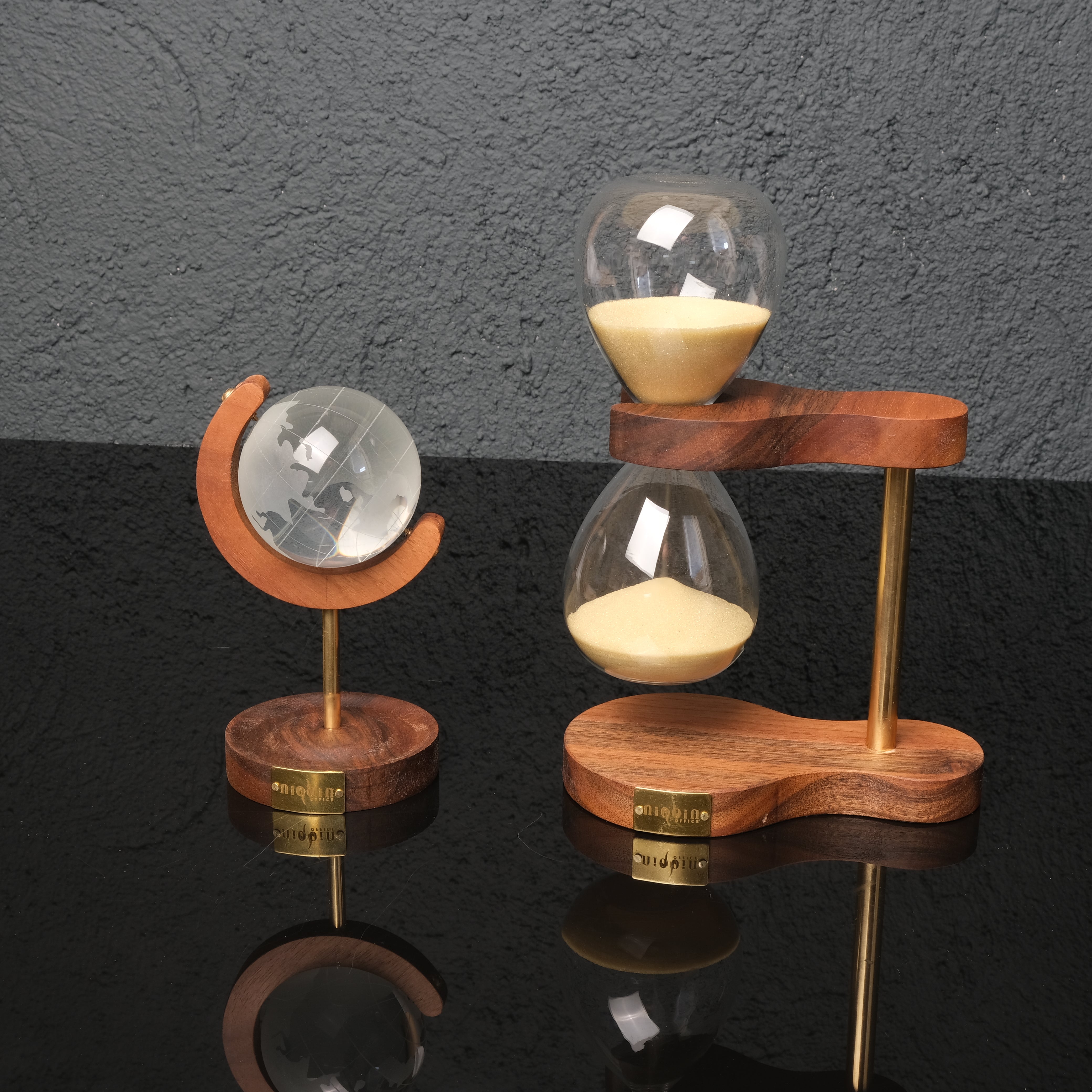 Axis Duo – Masif Ceviz ve Pirinçten Lüks Ofis Aksesuar Seti (Küre & Kum Saati)