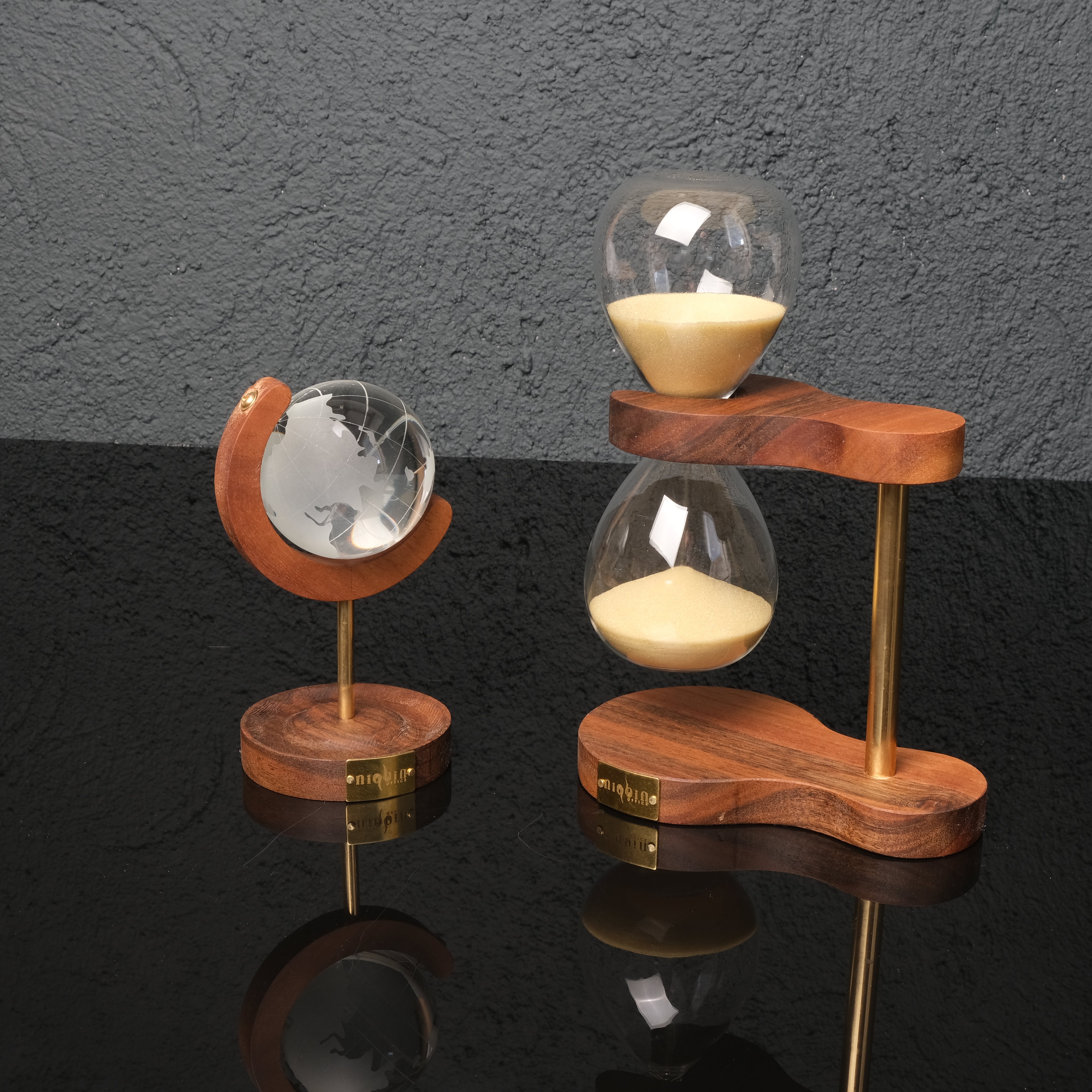 Axis Duo – Masif Ceviz ve Pirinçten Lüks Ofis Aksesuar Seti (Küre & Kum Saati)