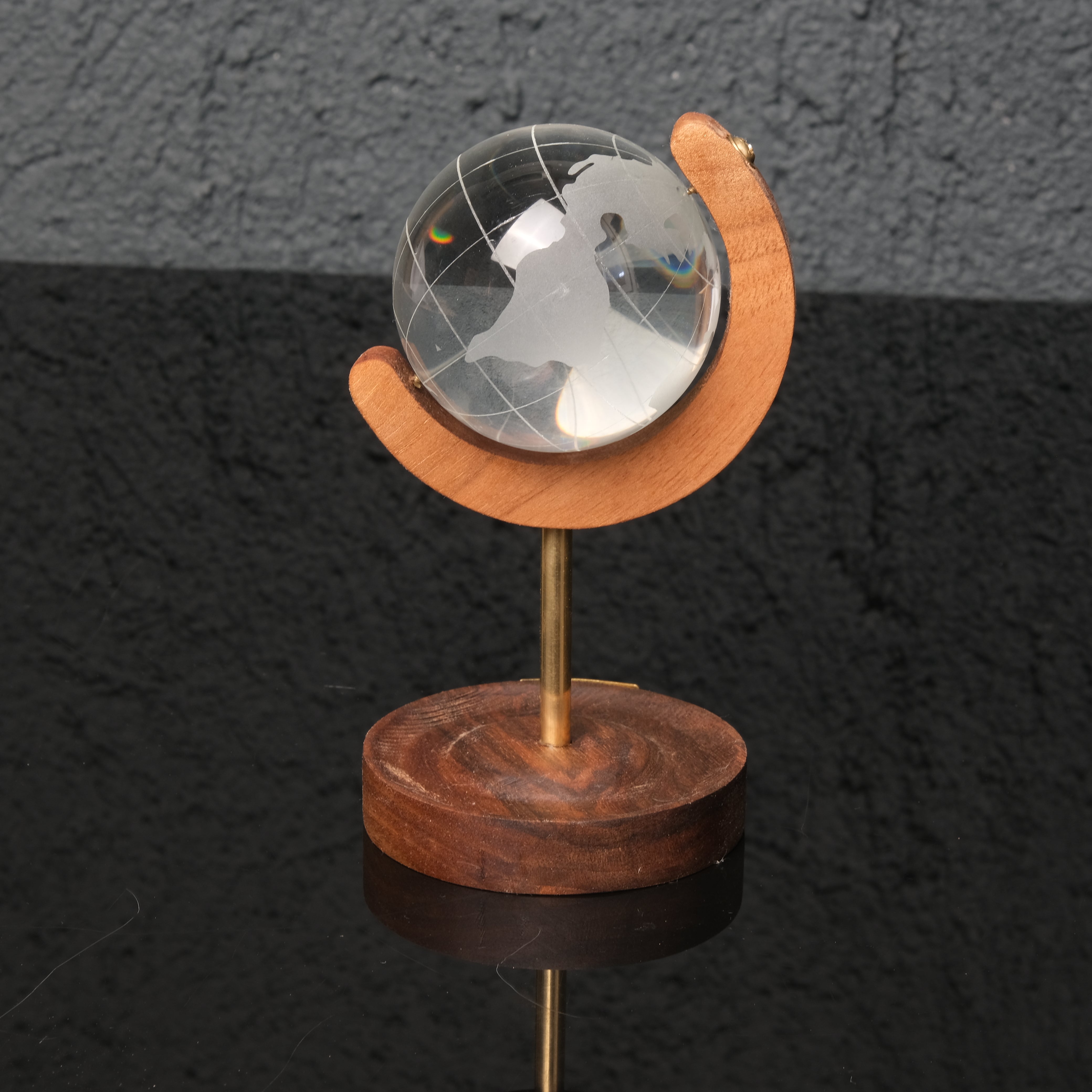 Axis – Ceviz Ağacı ve Pirinç Detaylı Kristal Küre Masaüstü Aksesuarı