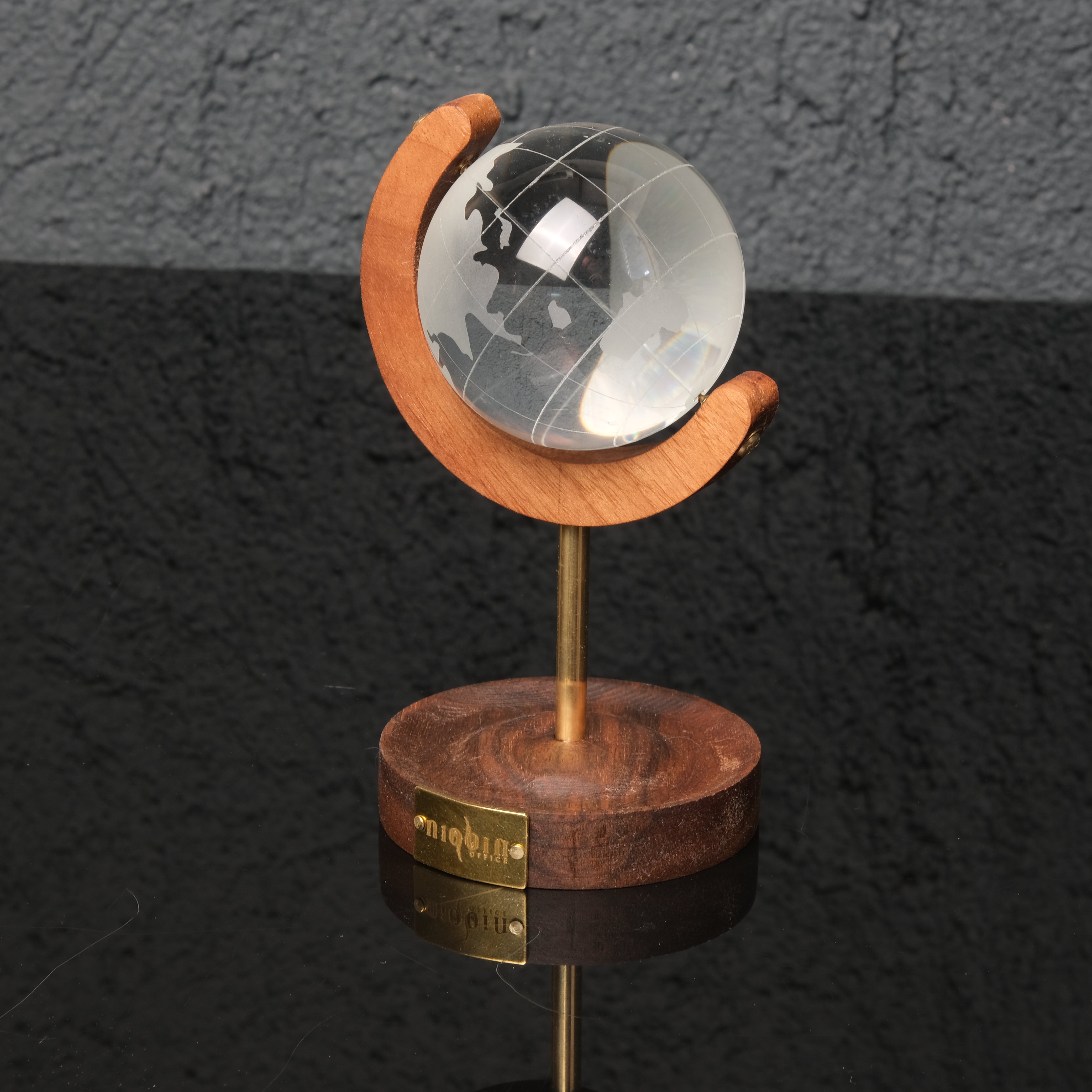 Axis – Ceviz Ağacı ve Pirinç Detaylı Kristal Küre Masaüstü Aksesuarı