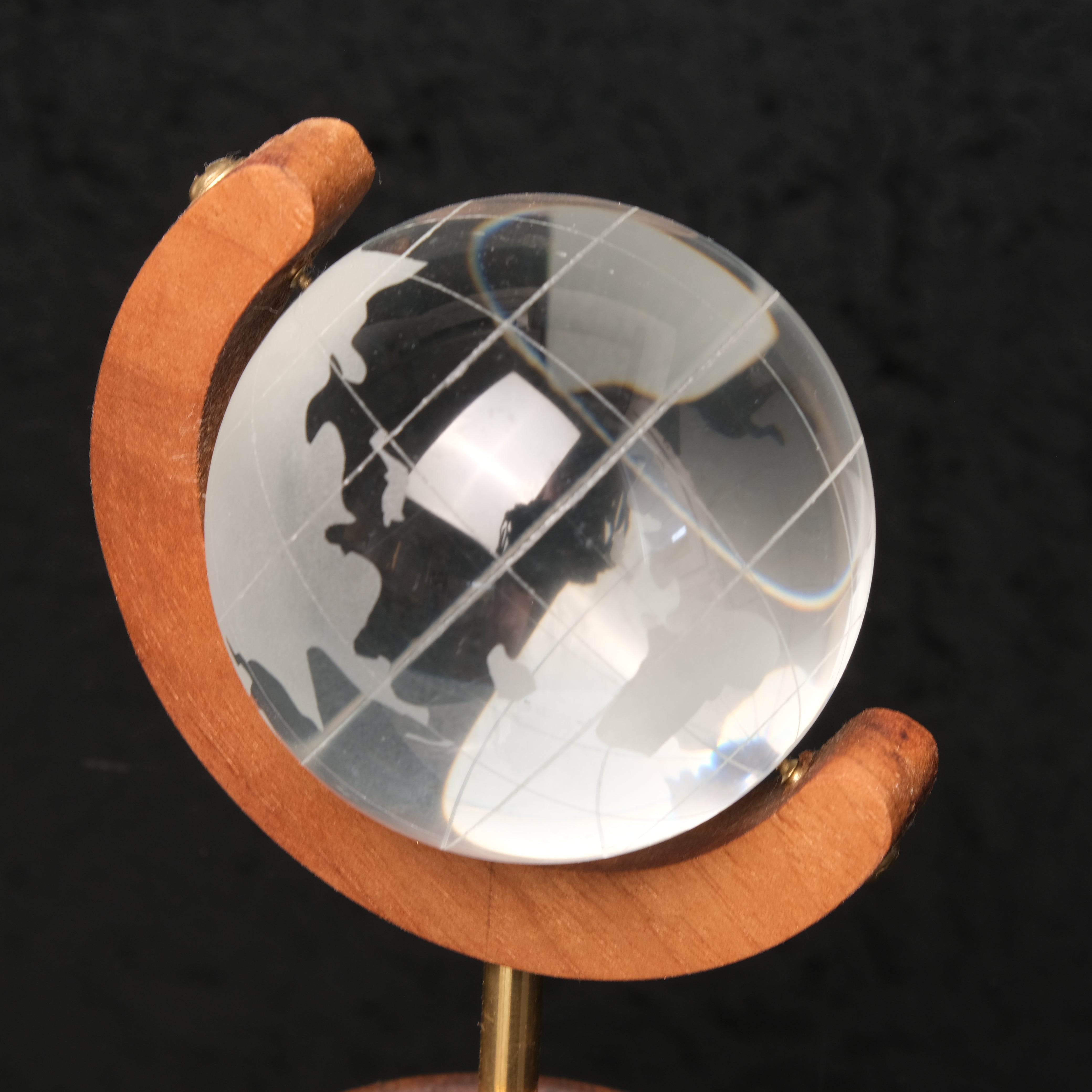 Axis – Ceviz Ağacı ve Pirinç Detaylı Kristal Küre Masaüstü Aksesuarı