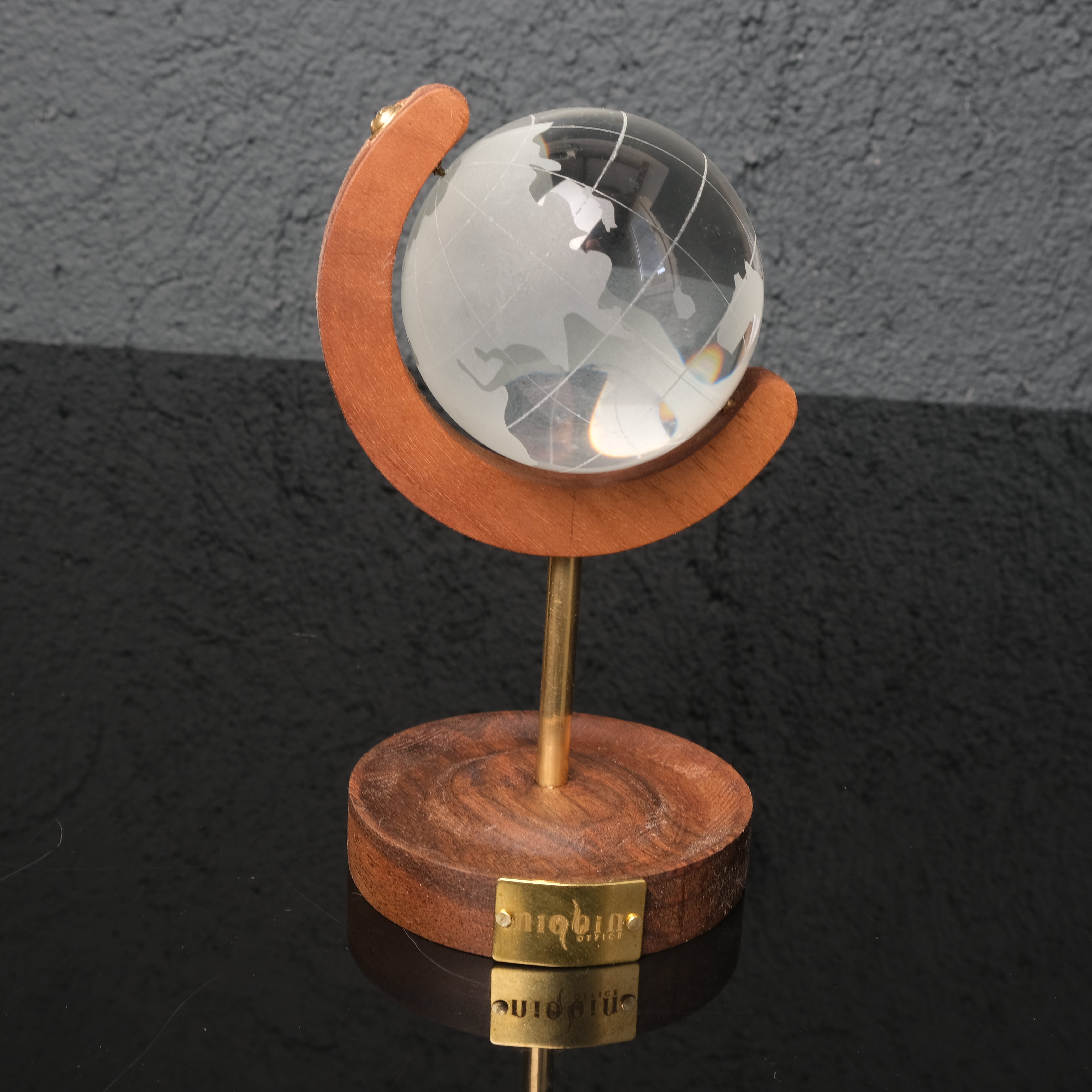 Axis – Ceviz Ağacı ve Pirinç Detaylı Kristal Küre Masaüstü Aksesuarı