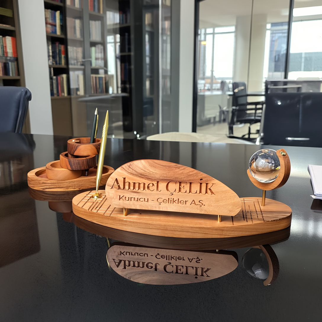 Triarch Masif Ahşap & Pirinç Masa Seti – Prestijli Ofis Aksesuarı