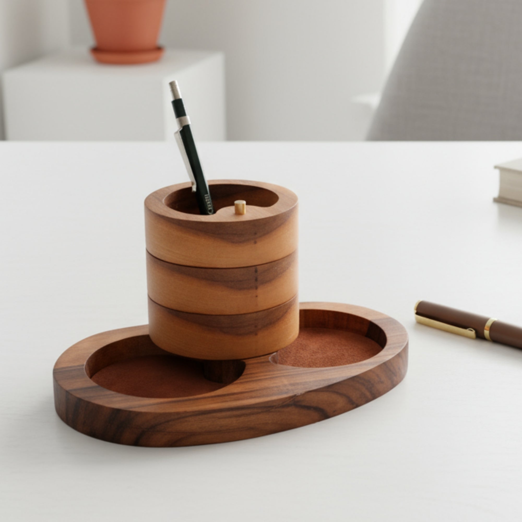 Calista Kalemlik – Masif Ahşap & Pirinç Detaylı Şık Masa Düzenleyici