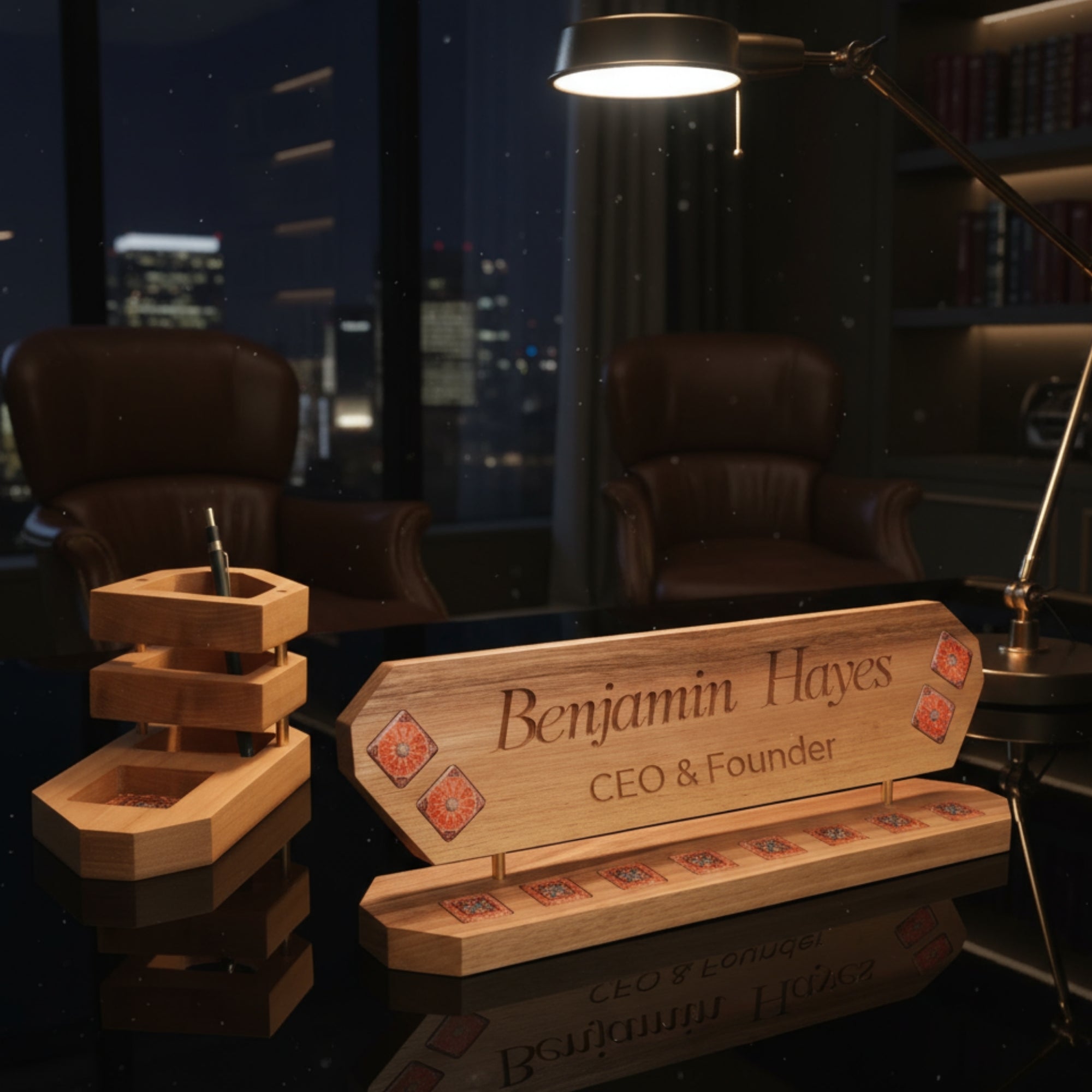 Veritas Mosaic – Kişiye Özel Ahşap Masa Üstü İsimlik ve Kalemlik Seti