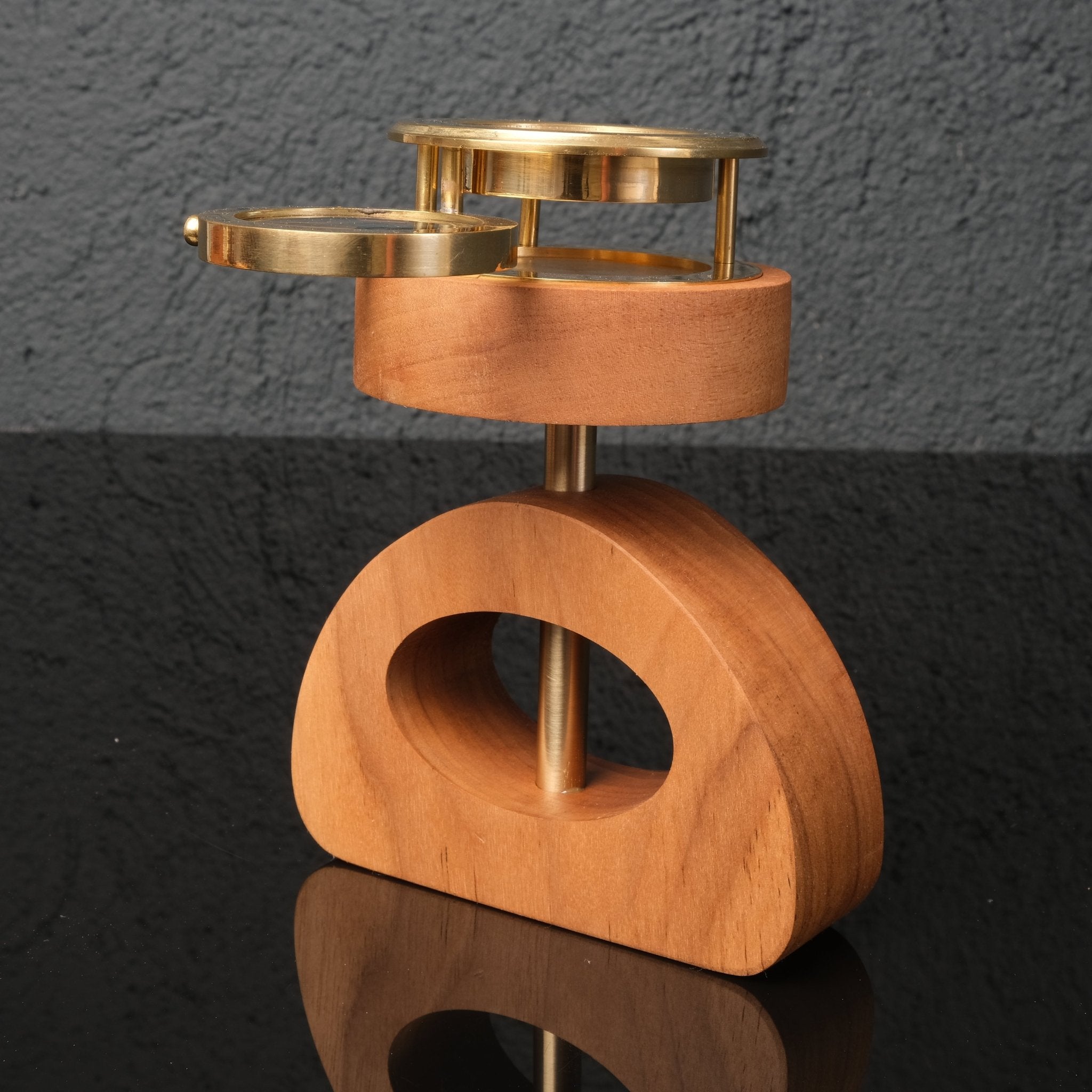 Aurora Compass Duo – Masif Ceviz ve Pirinç Masaüstü Pusula & Büyüteç - Niqbin Office