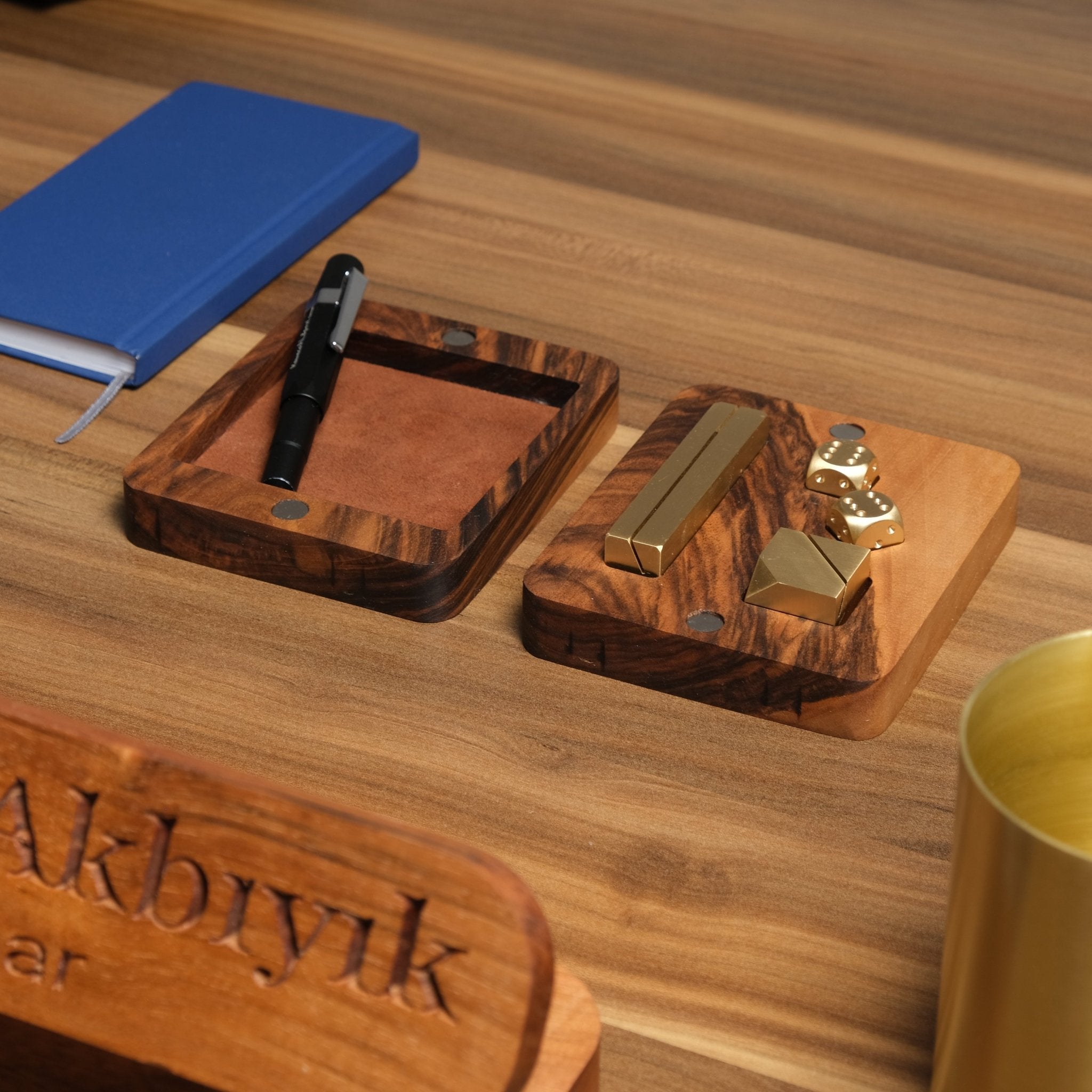 Aurum Signature Set - Kişiye Özel Masif Ceviz ve Som Pirinç Ofis Seti - Niqbin Office