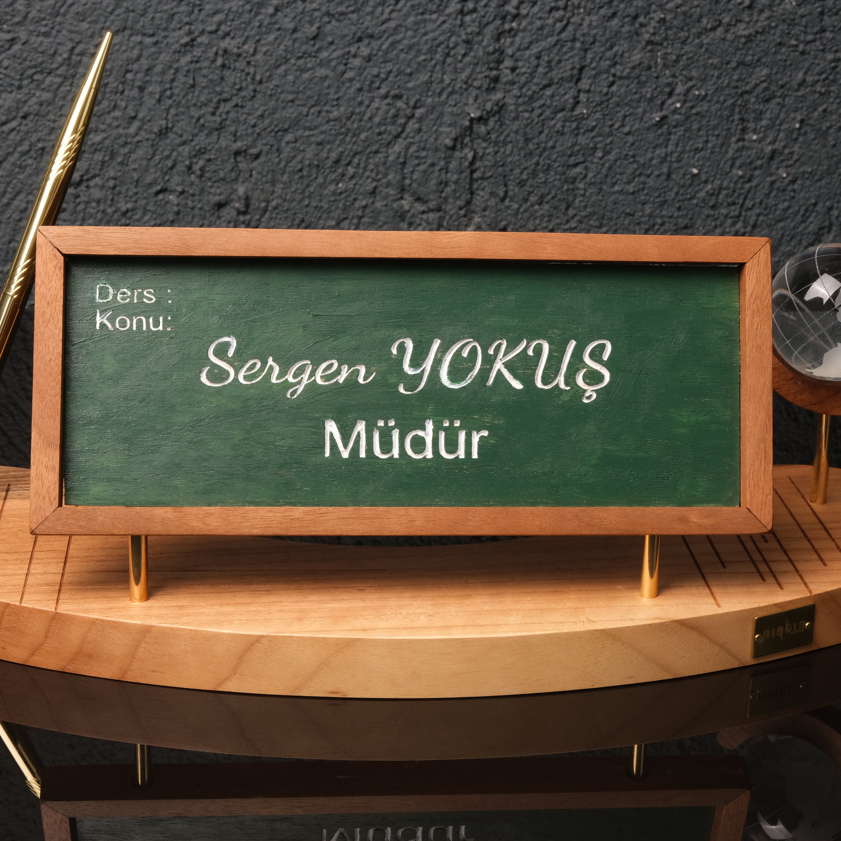 Okul müdürüne özel kişiye özel masa isimliği