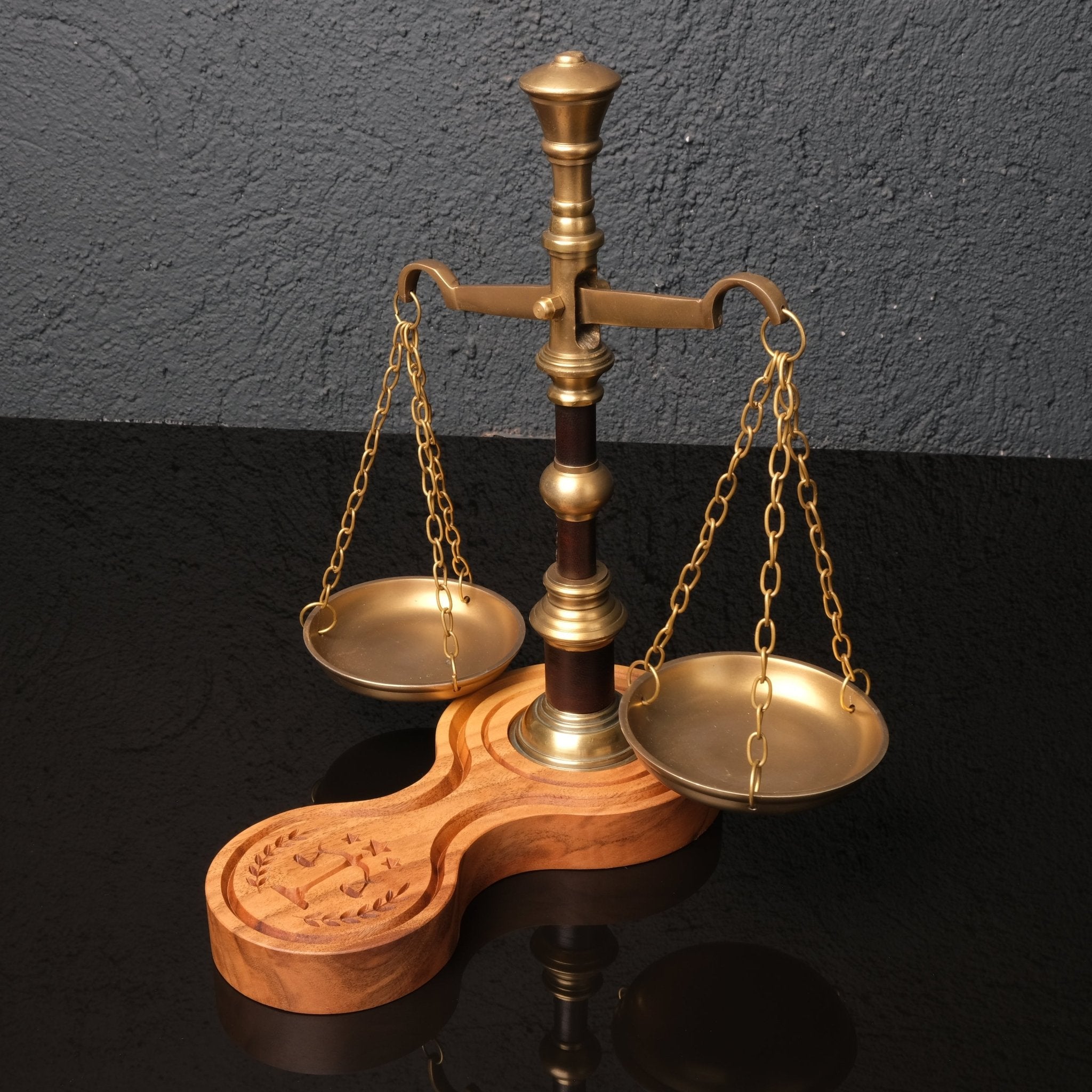 Themis – Masif Ahşap ve Pirinç Hukuk Terazisi - Niqbin Office